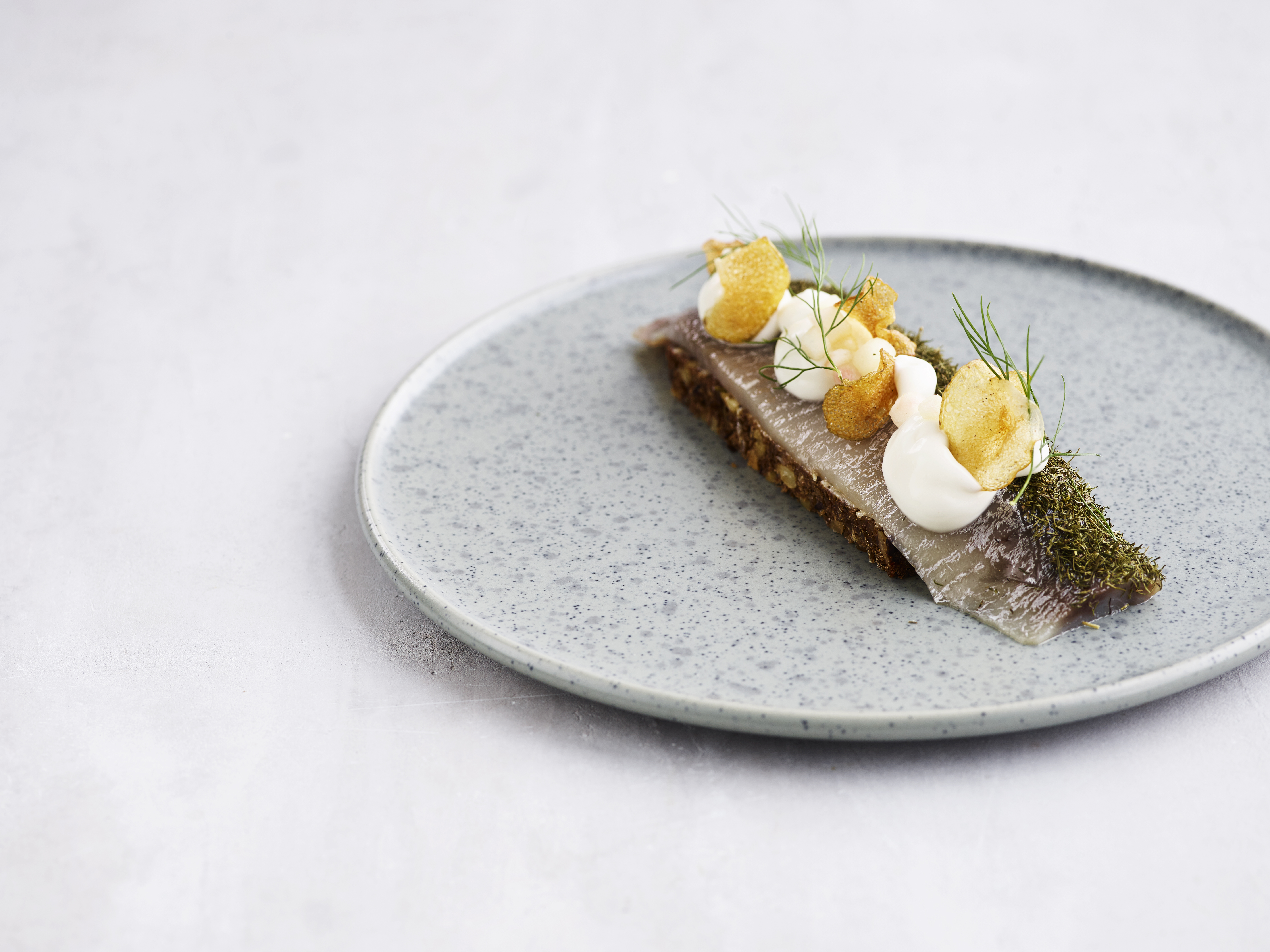 Dildsild med gærmayo og kartoffelchips