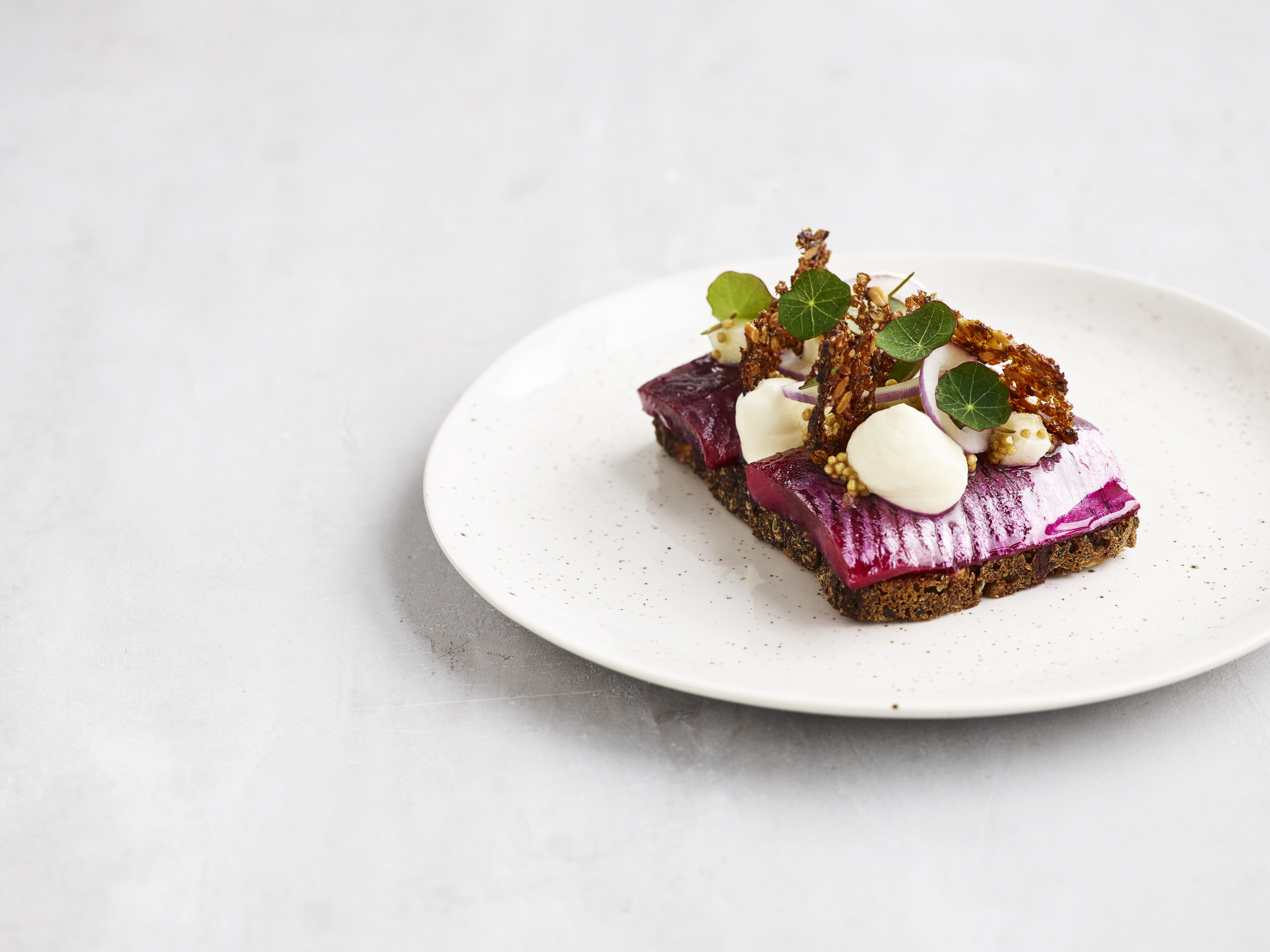 Rødbedesild med syltede sennepsfrø og rugbrødschips