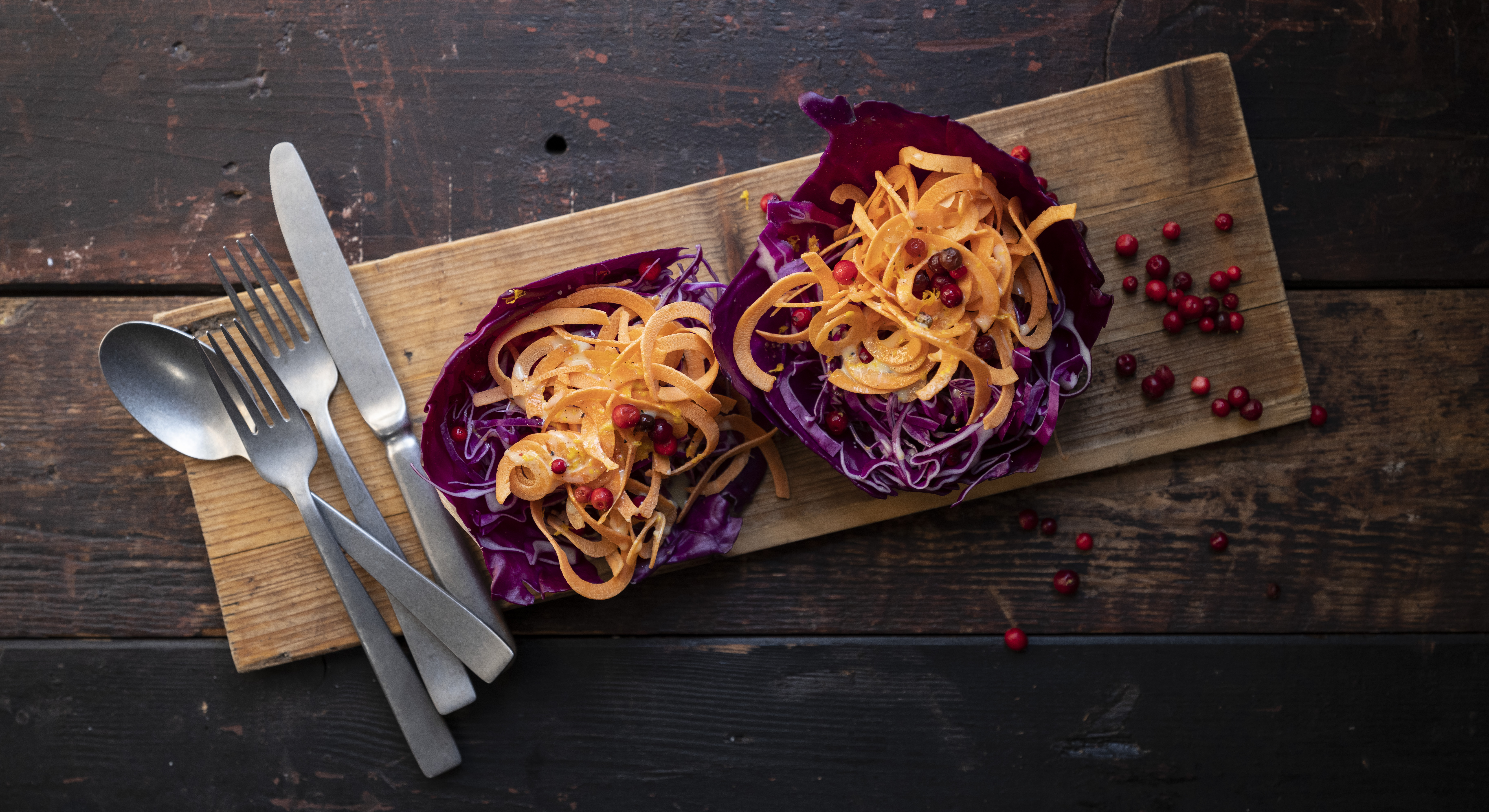 Marineret gulerodsspaghetti og rødkål