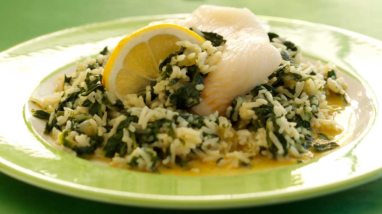 Ovnbagt fisk med indisk inspireret spinatsauce