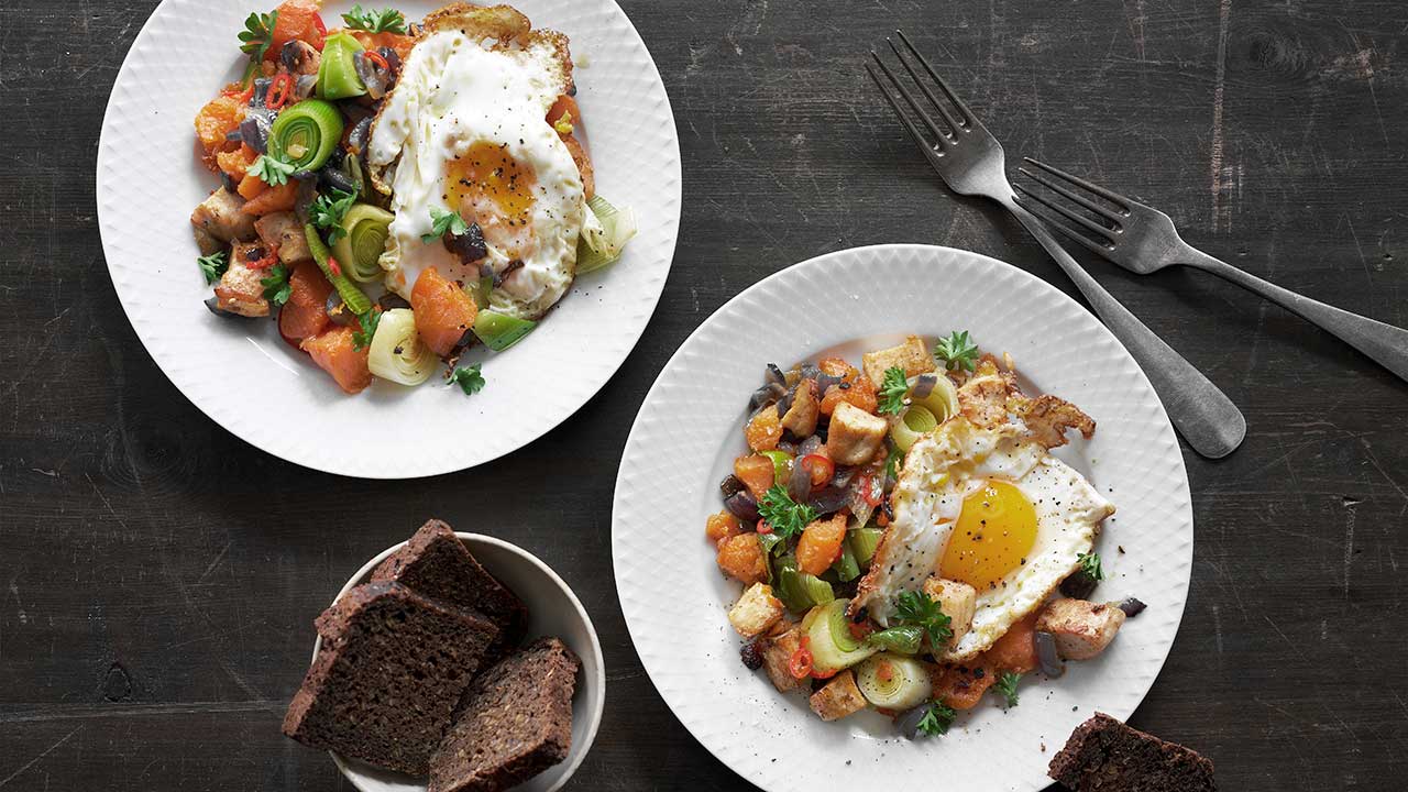 Biksemad med søde kartofler server spejlæg og chili til