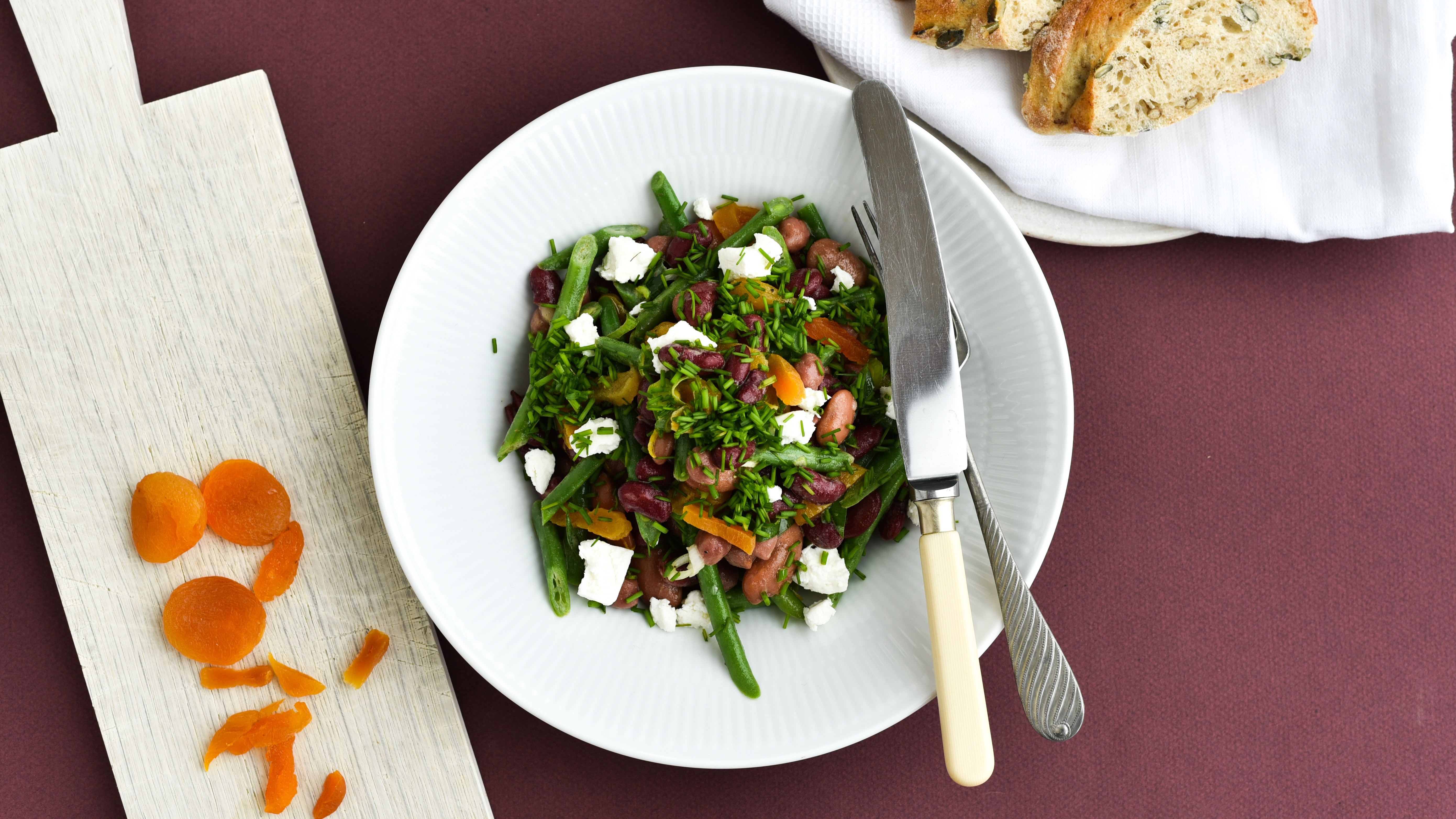 Bønnesalat med citrondressing og abrikoser