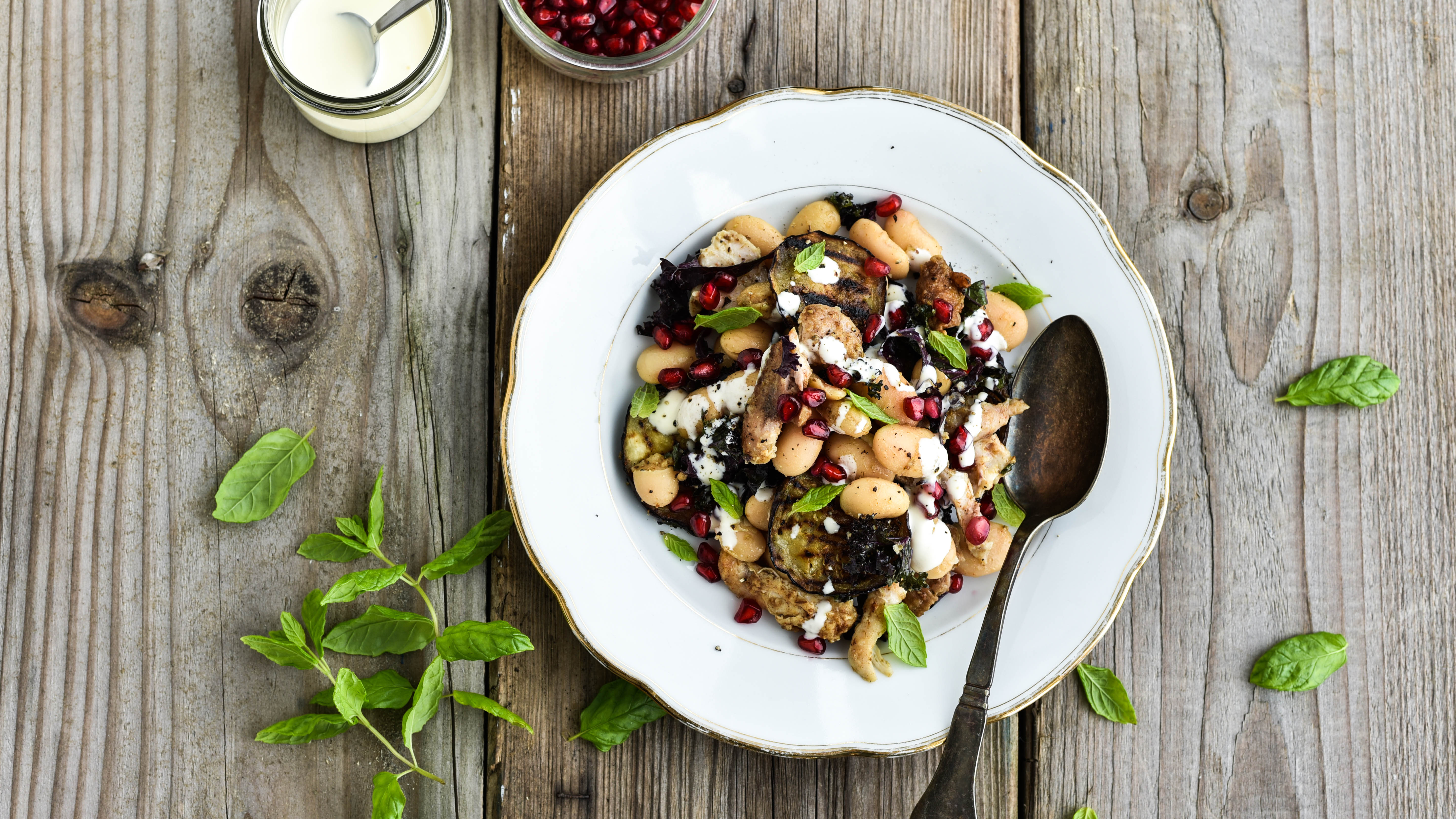 Mættende bønnesalat med kylling og aubergine