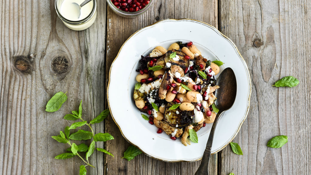 Mættende bønnesalat med kylling og aubergine
