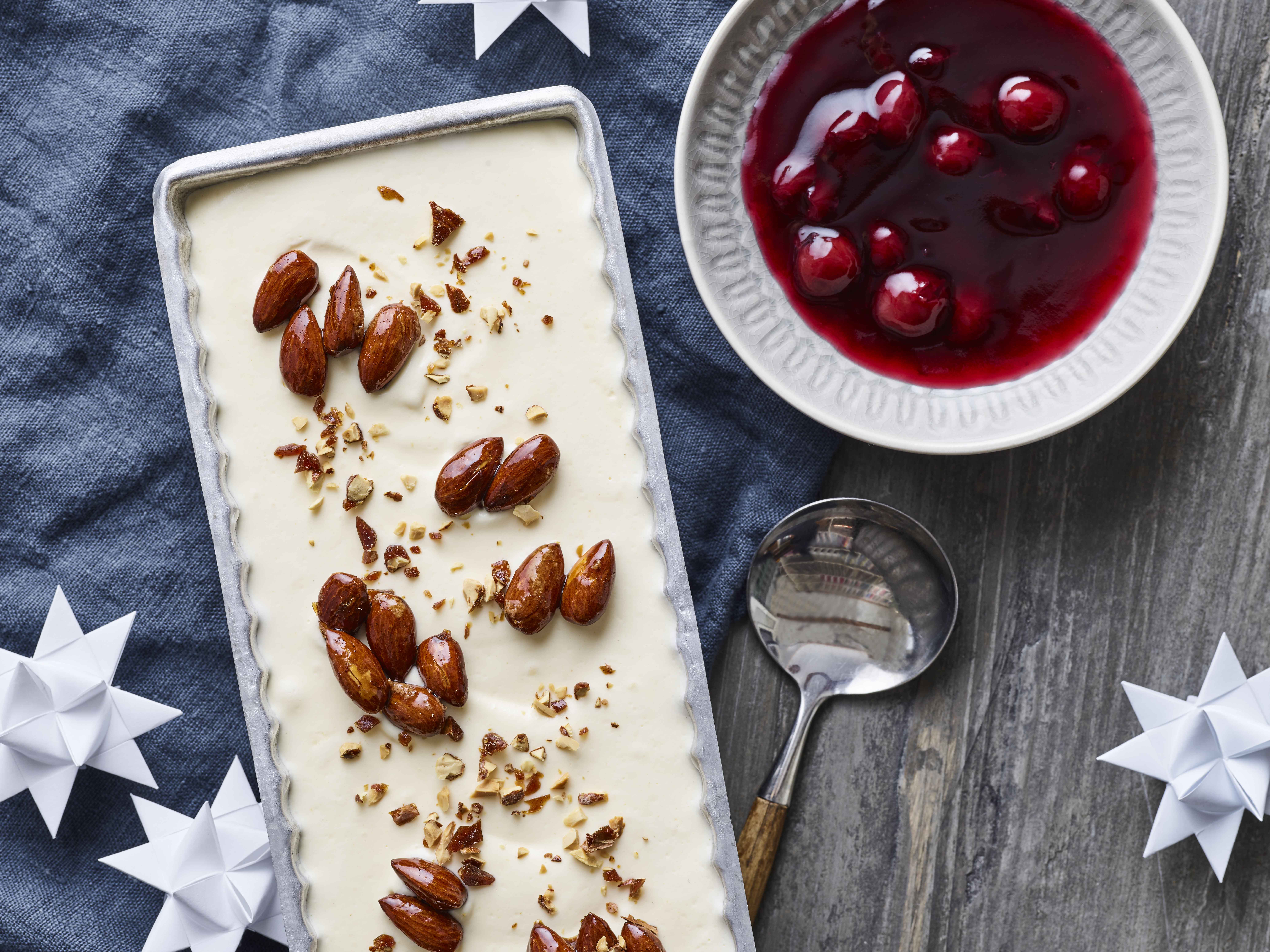 Flødeparfait med brændte mandler