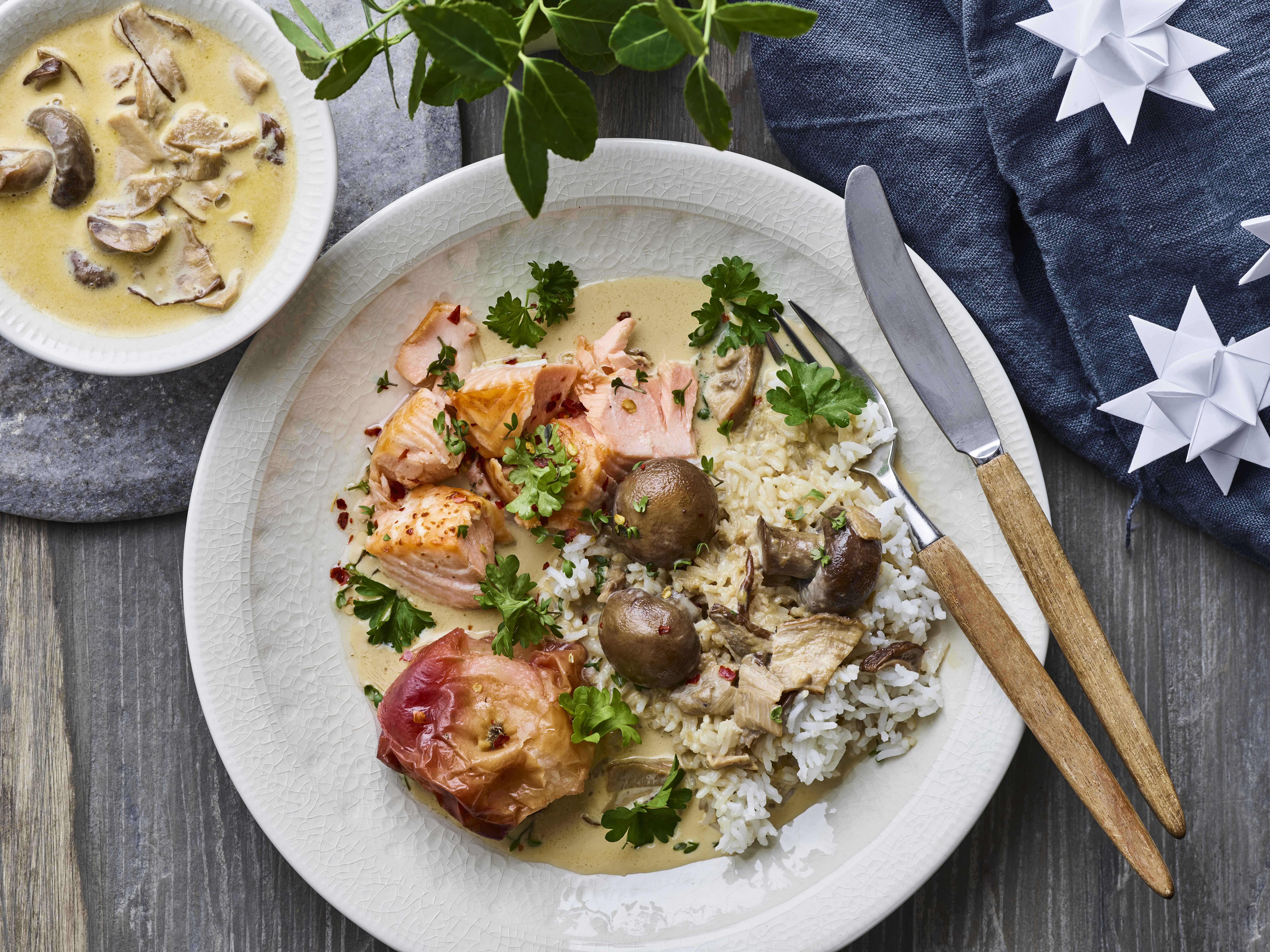 Flødesauce med svampe og bagt laks