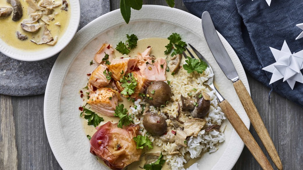 Flødesauce med svampe og bagt laks