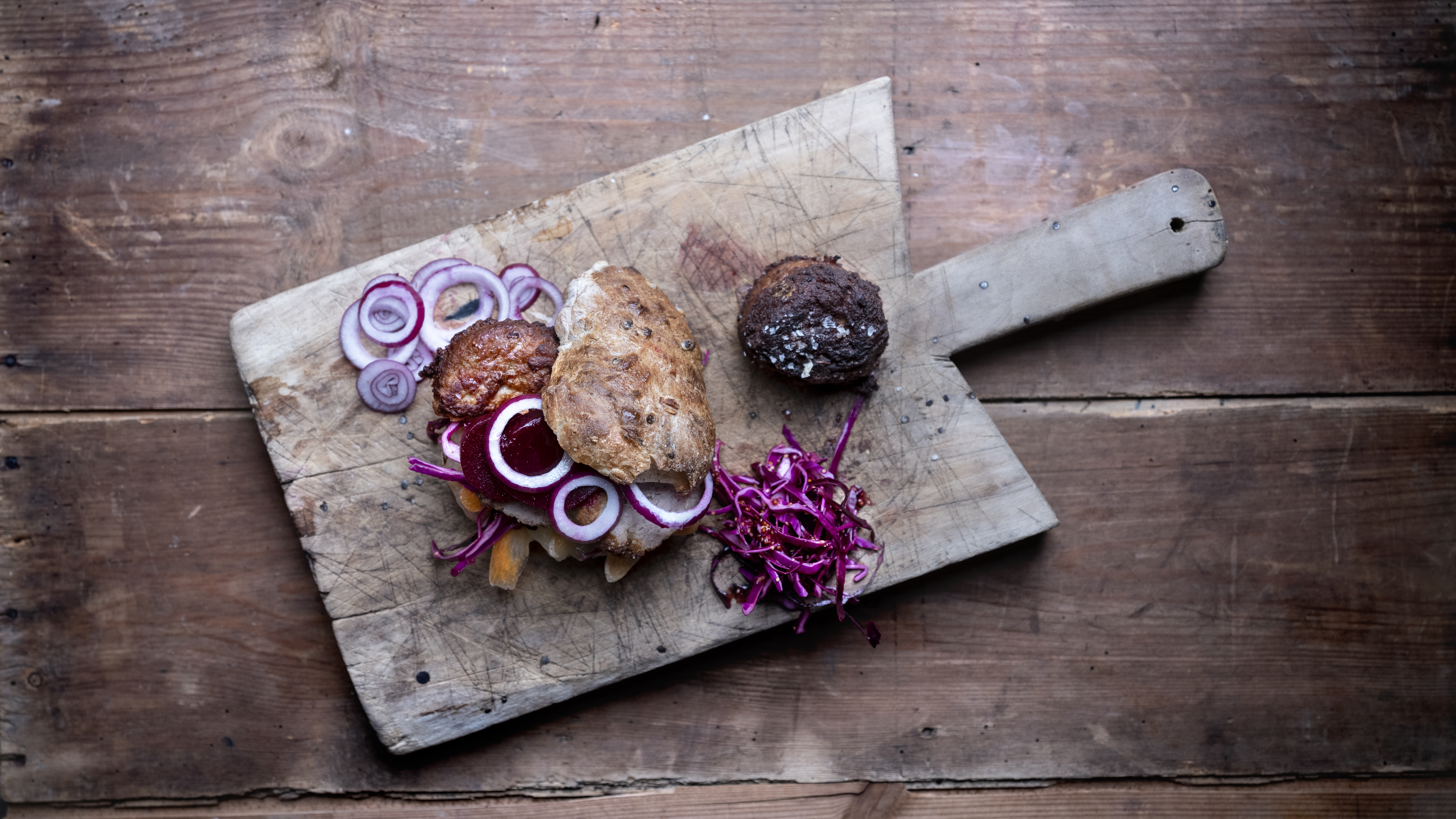 Frikadellesandwich med råsyltet rødkål