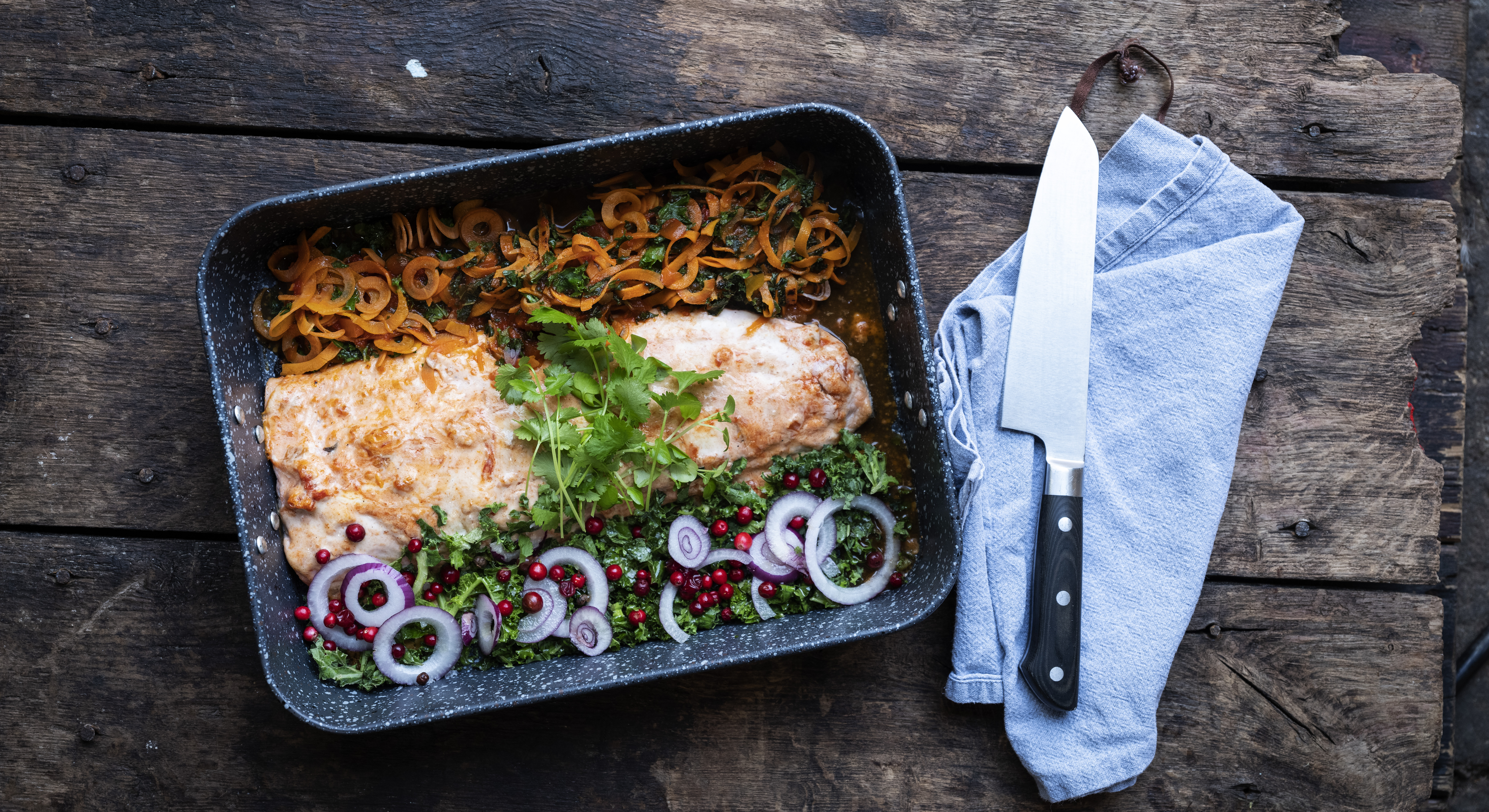 Ovnbagt laks med pandestegte grøntsager