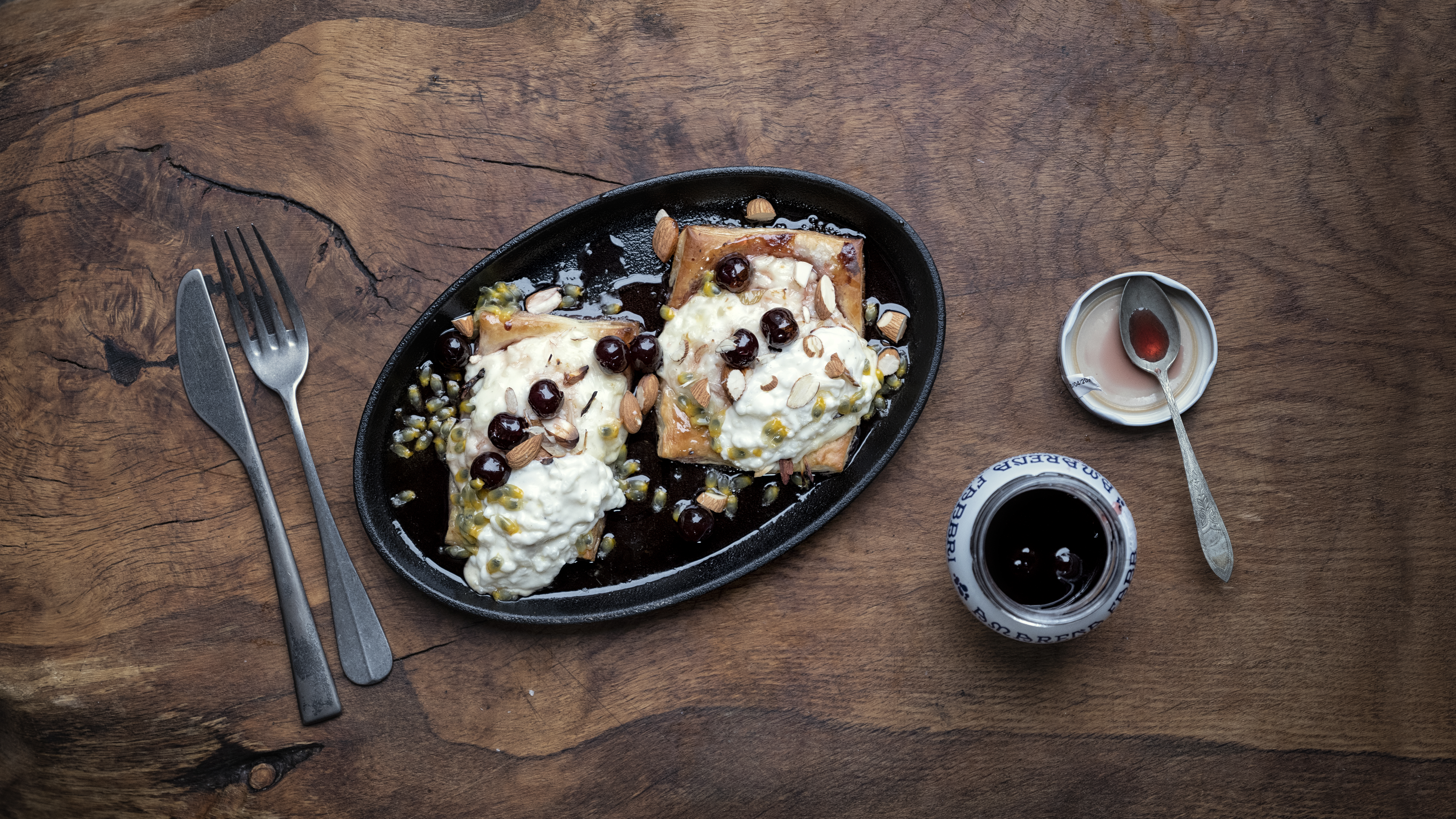 Bagt risengrød med kirsebær og butterdej