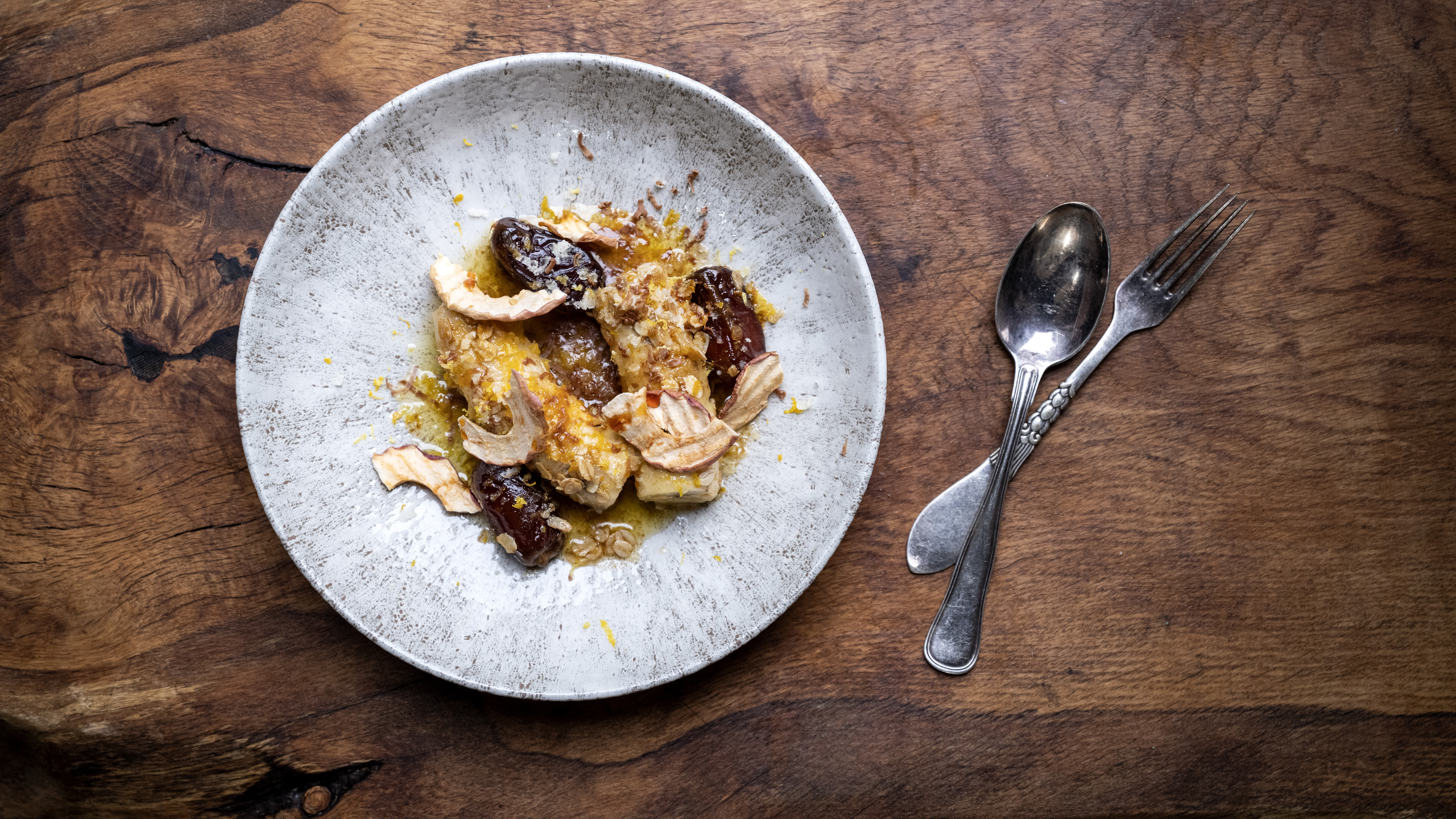 Stegt banan med marcipan og dadler