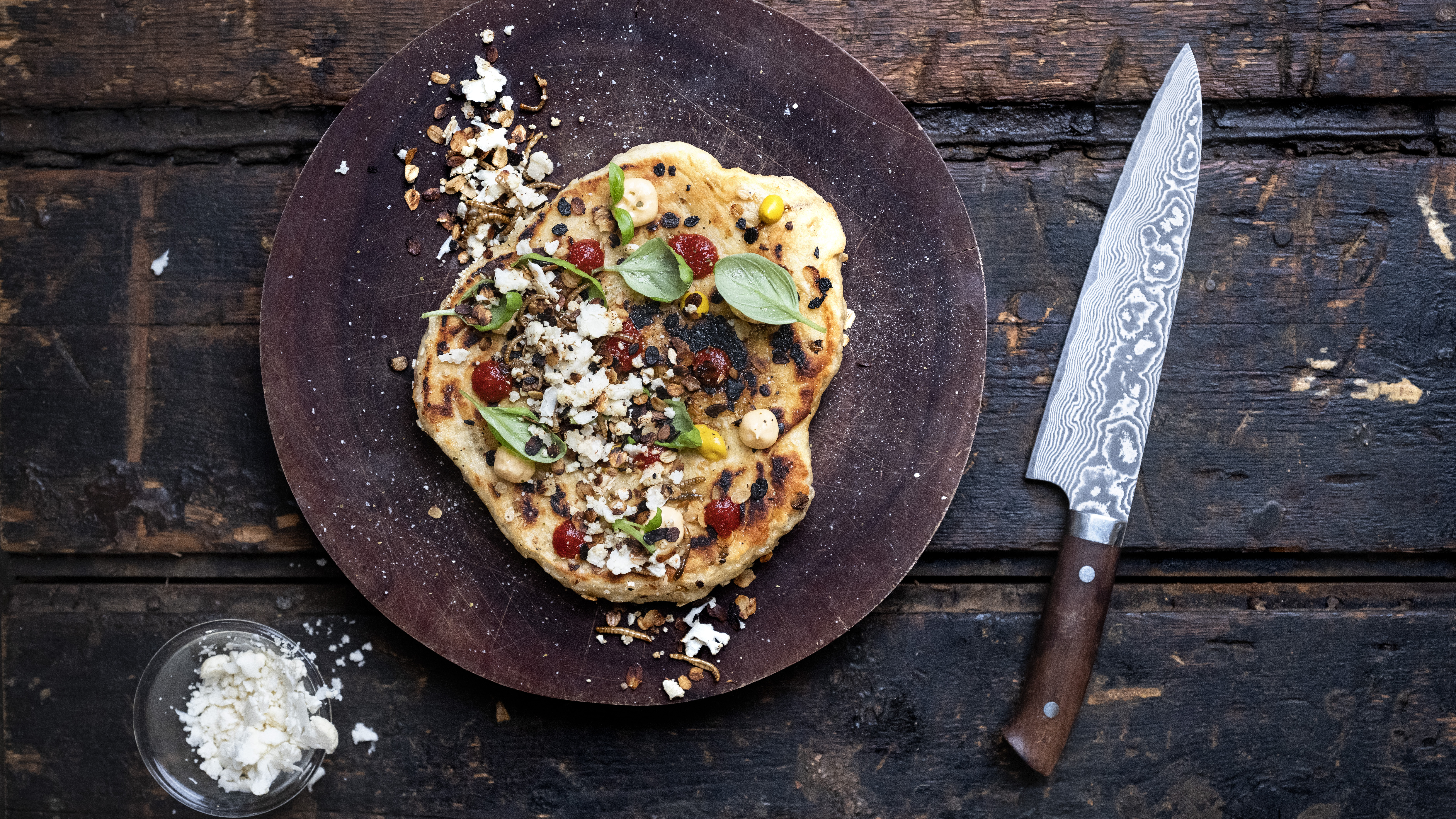 Fladbrød med ristet blomkål og chilisauce