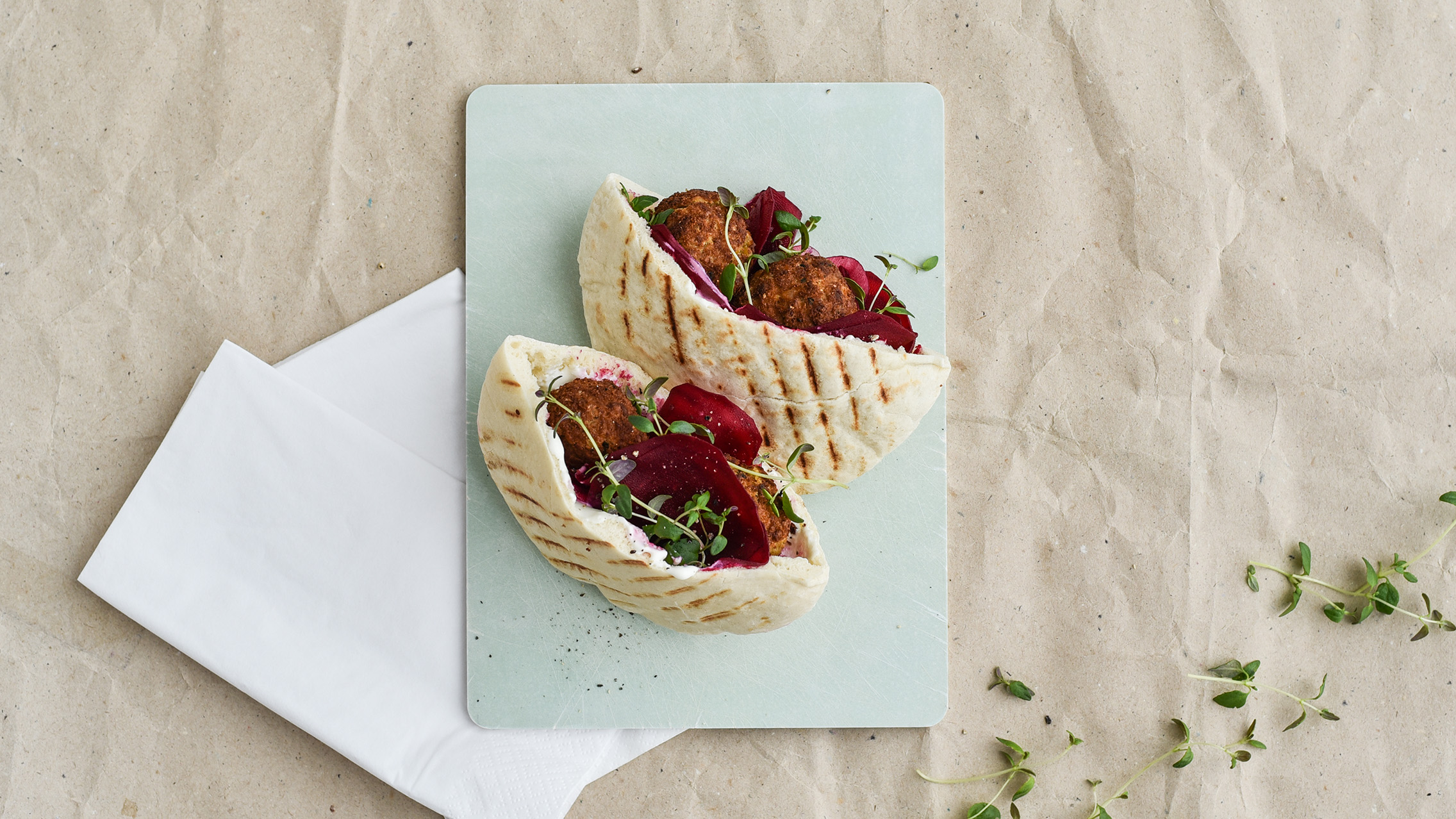 Pitabrød med fetacreme, rødbede og falafel