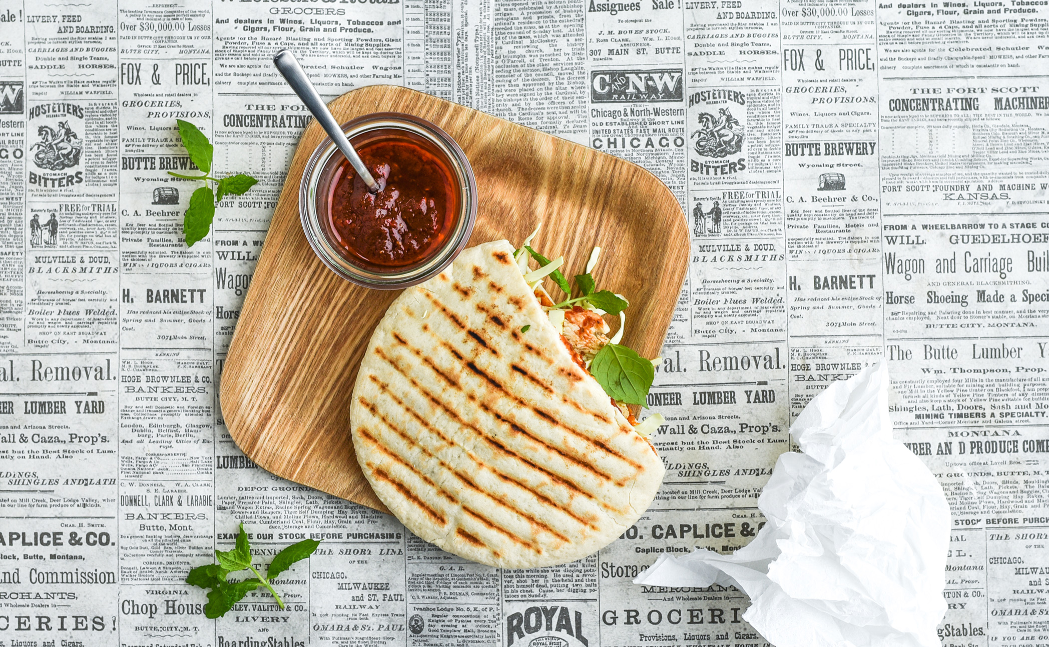 Pitabrød med chiliolie, halloumi og spidskålssalat  med mynte