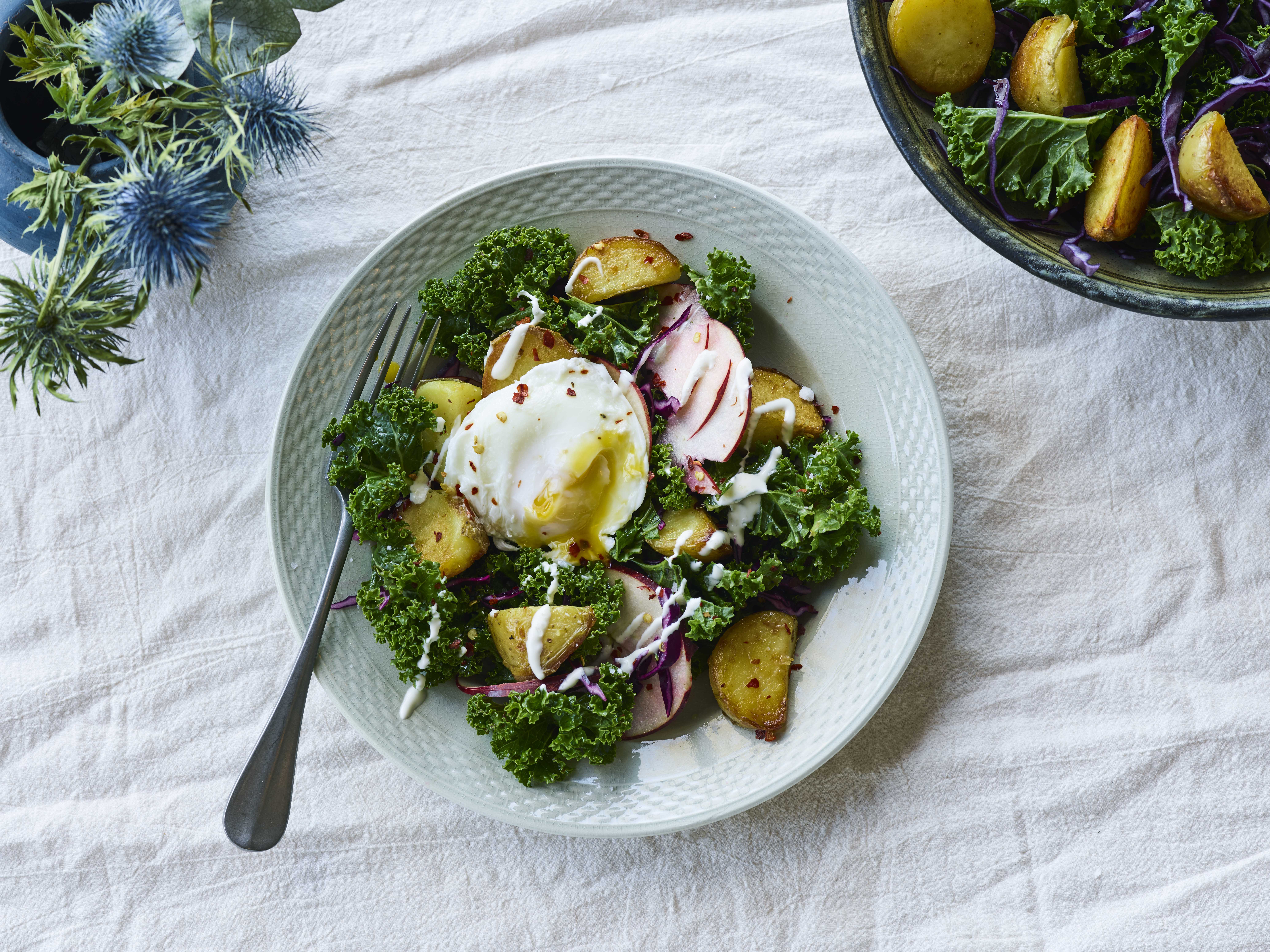 Vintersalat med brasede kartofler og pocheret æg