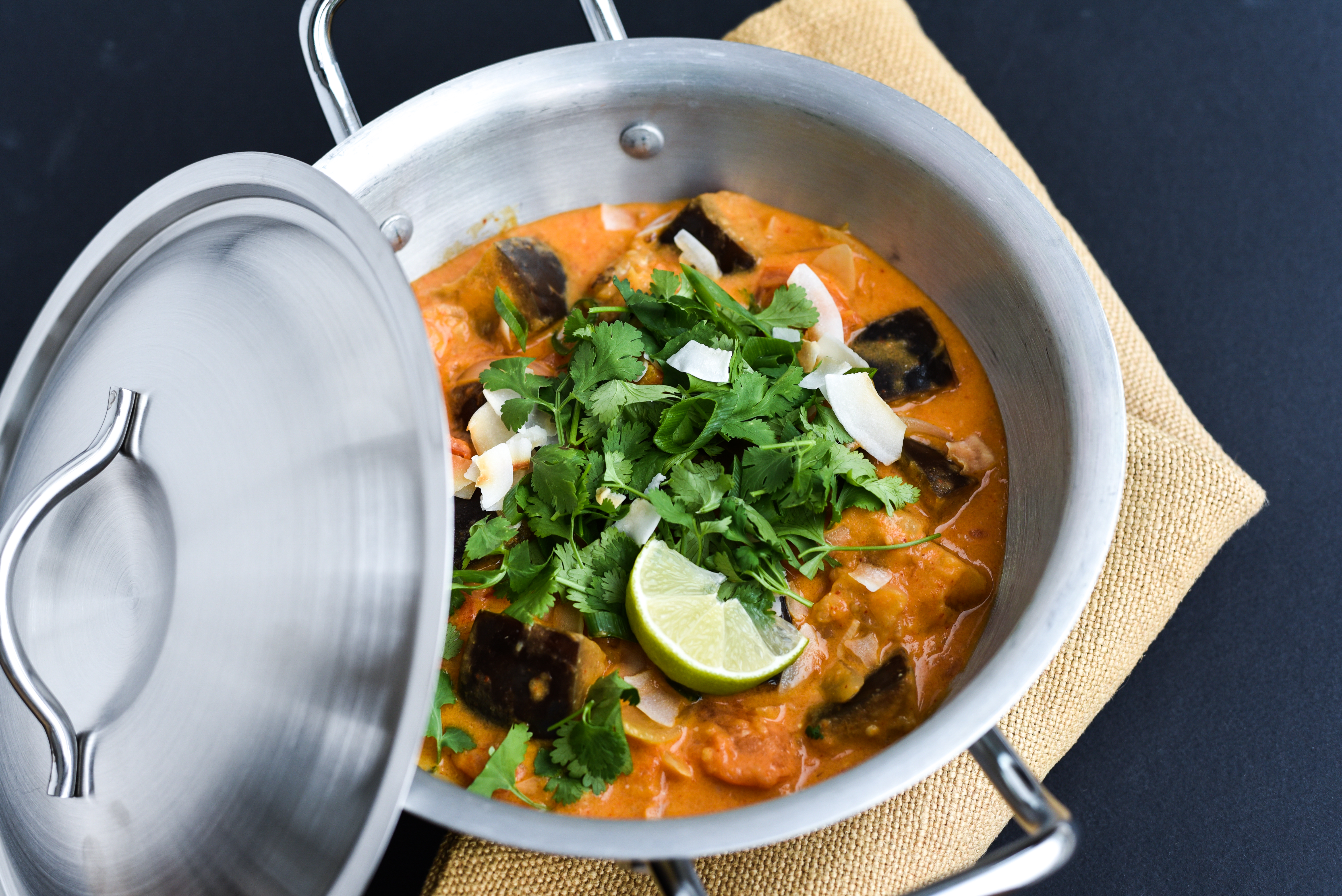 Rød karry med aubergine og tomater