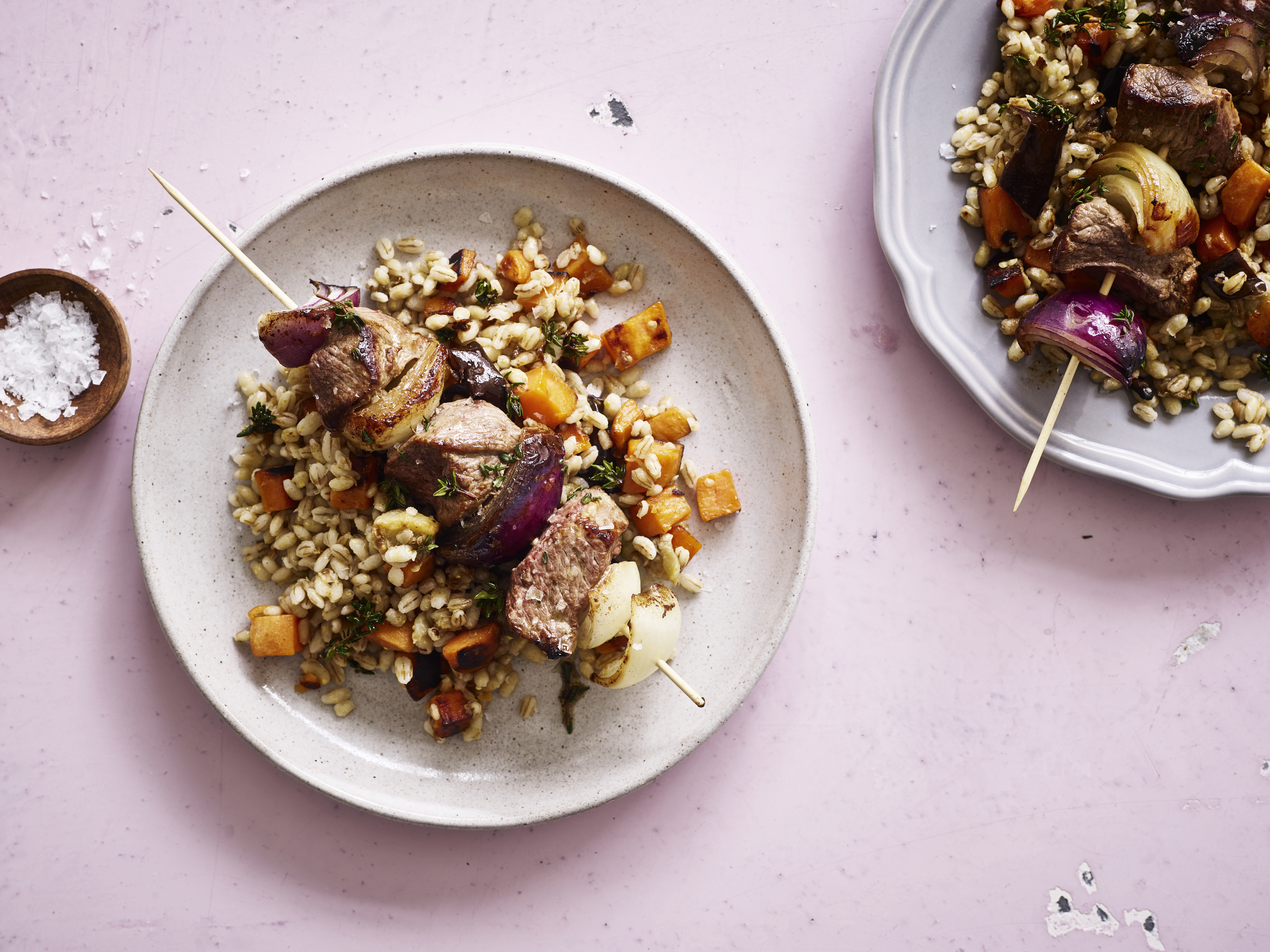 Timianmarinerede lammespyd med varm perlebygsalat