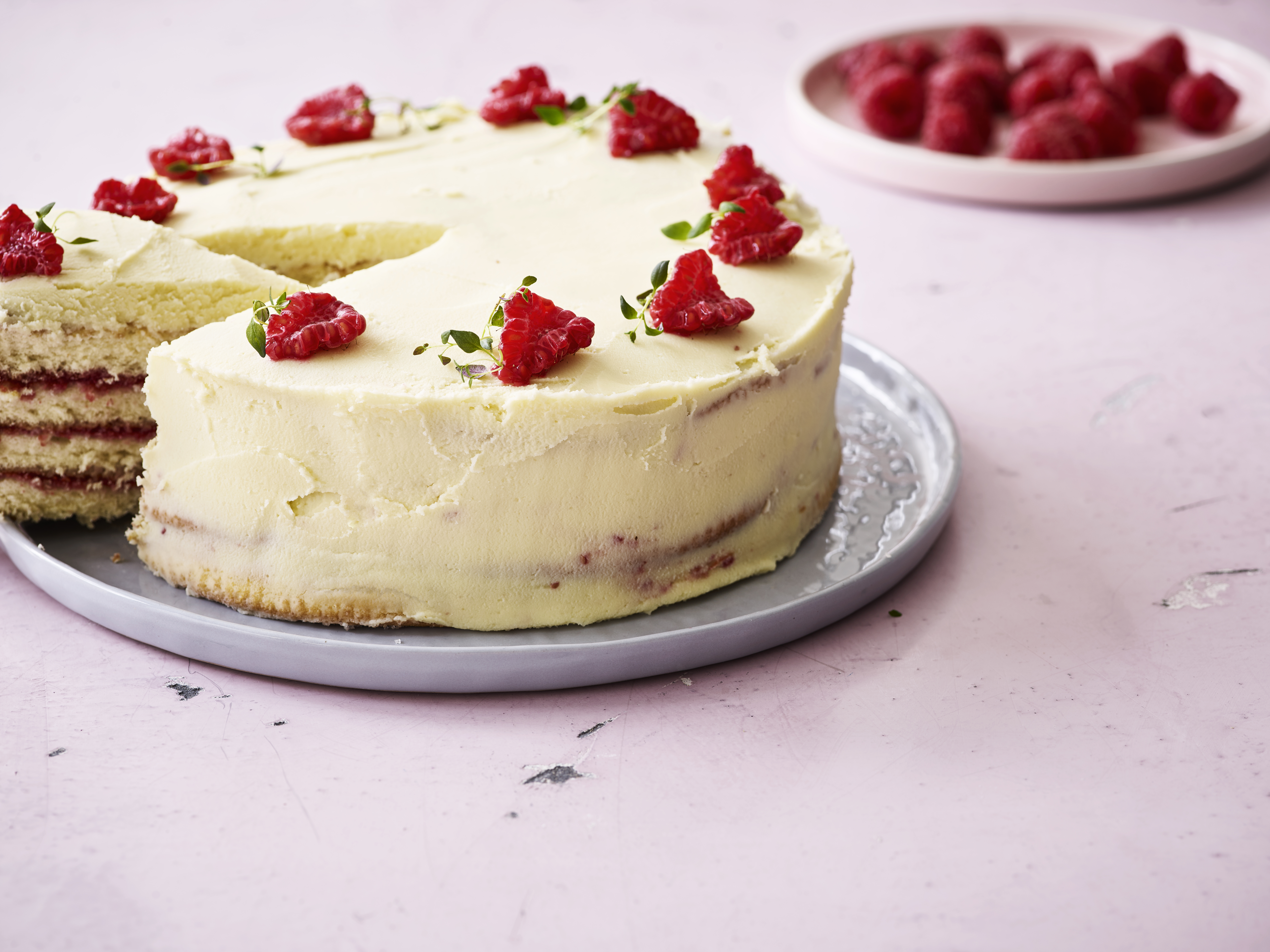 Lagkage med timianparfumeret, hvid chokoladeganache