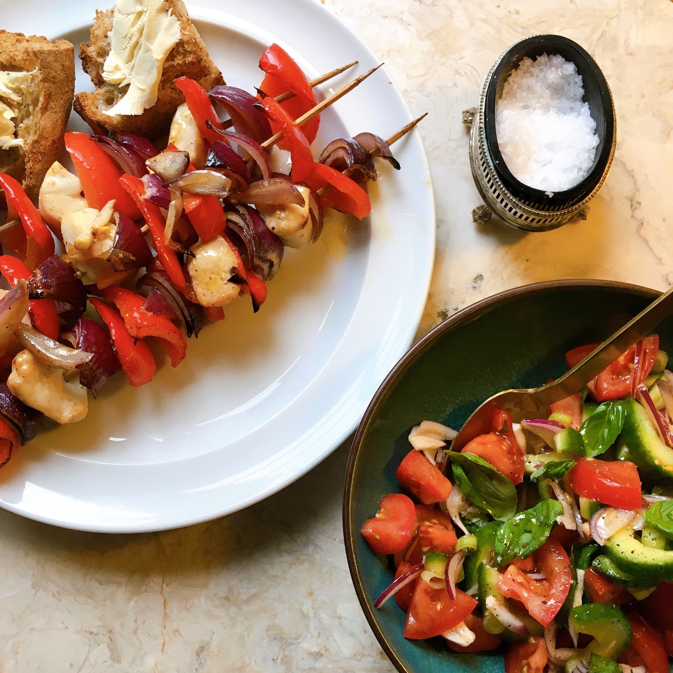 Kyllingespyd med peberfrugter, rødløg, tomatsalsa og brød