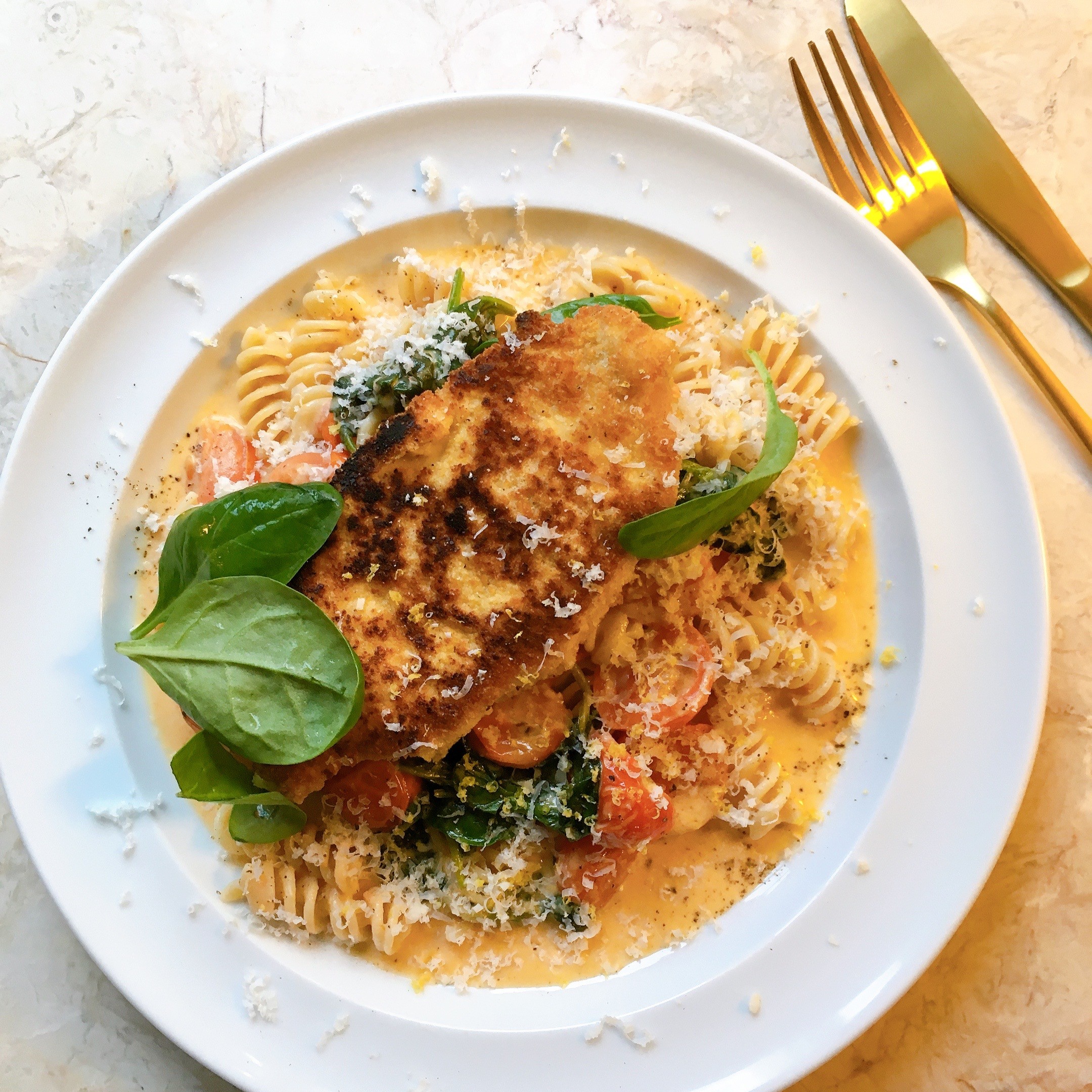 Paneret kylling med parmesan, citroncreme, spinat og pasta