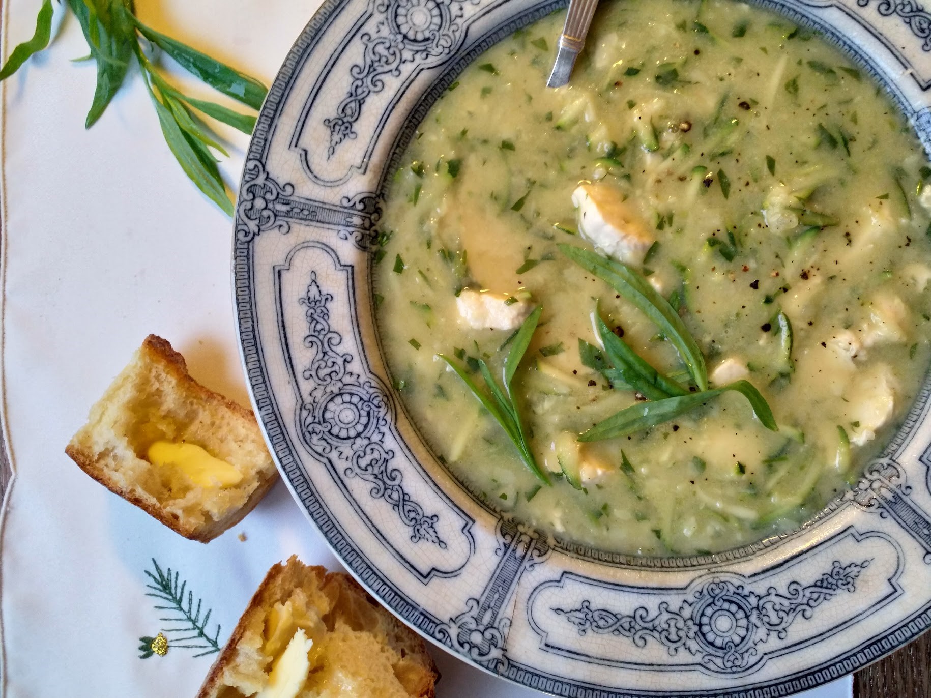 Fransk-inspireret kyllingesuppe med estragon, kartofler og flute