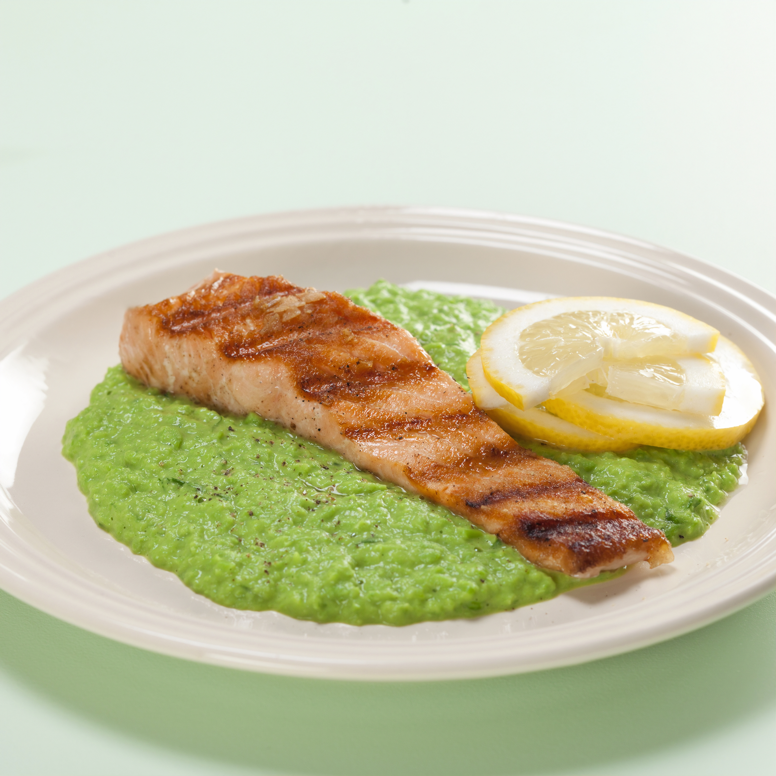 Grillet laks på ærtepuré med citron
