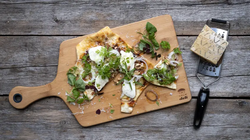 Pizza med kartoffel, løg og mozzarella