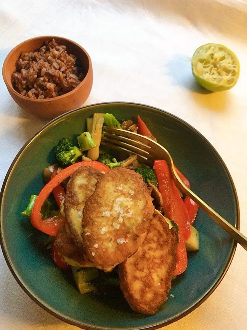 Asiatisk-inspireret fiskefrikadeller med røde ris