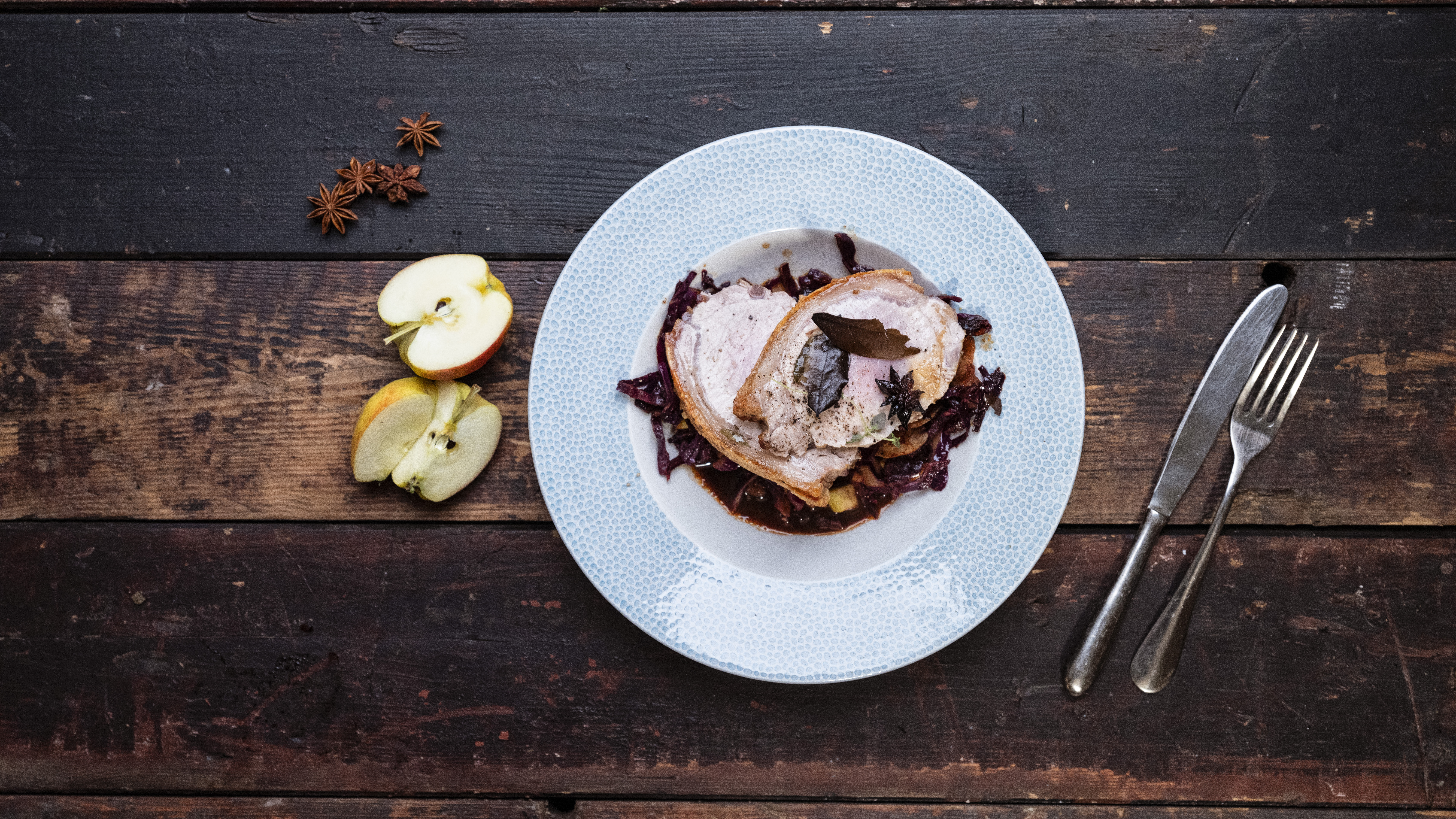 Flæskesteg med rødkålssalat