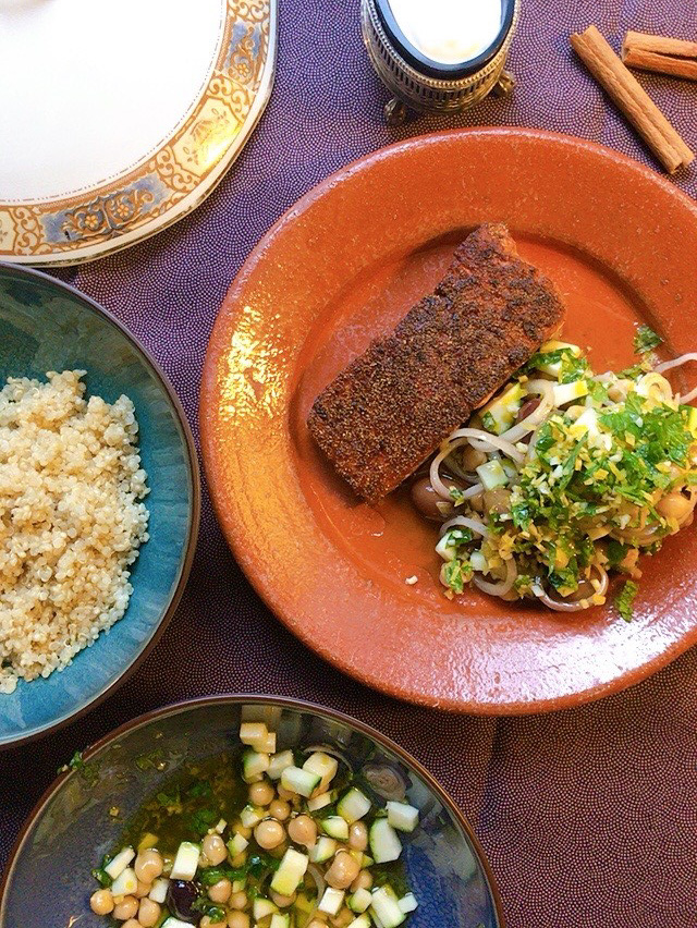 Marokkansk-inspireret laks med gremolata, kikærter, oliven og couscous