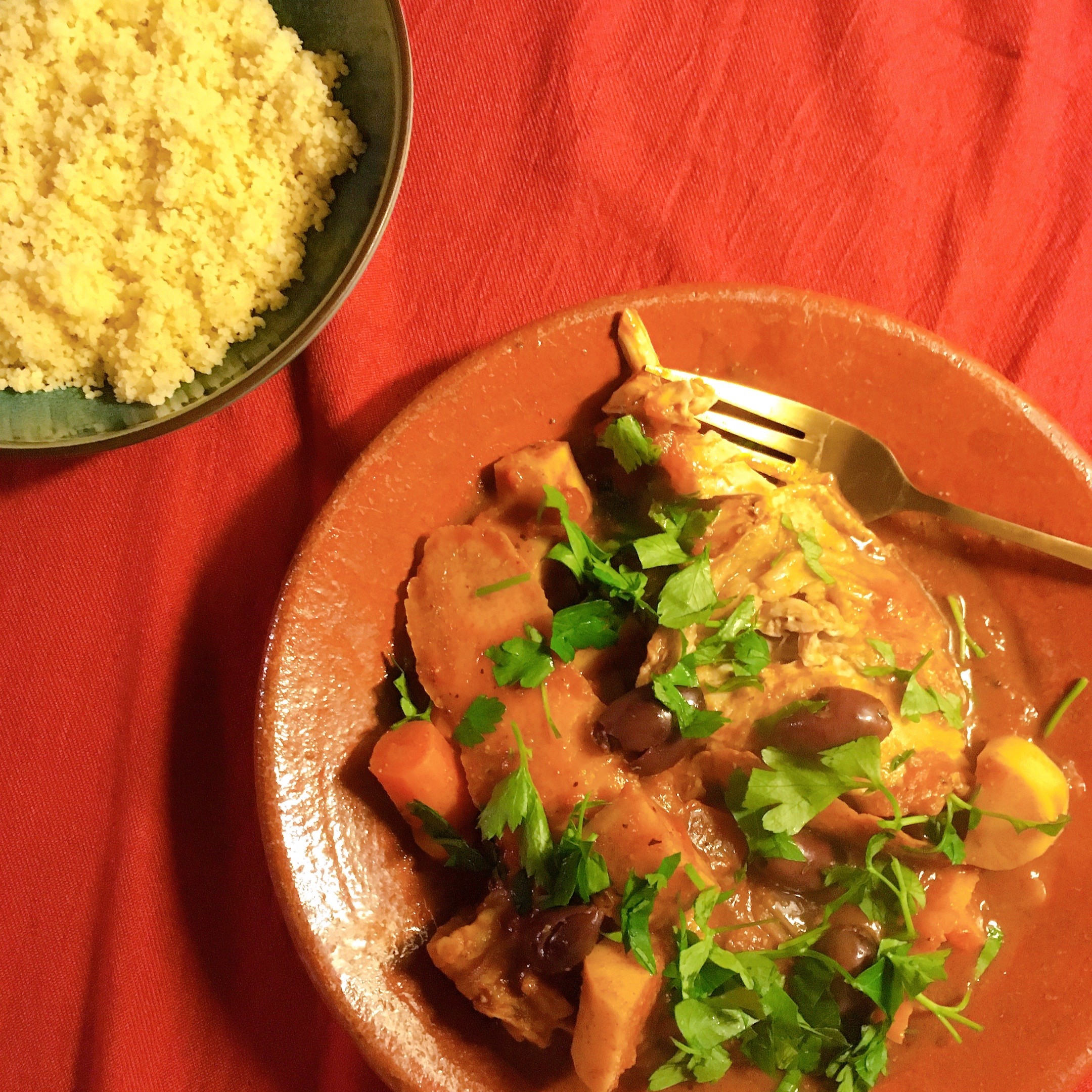 Marokkansk-inspireret kylling med rodfrugter og couscous