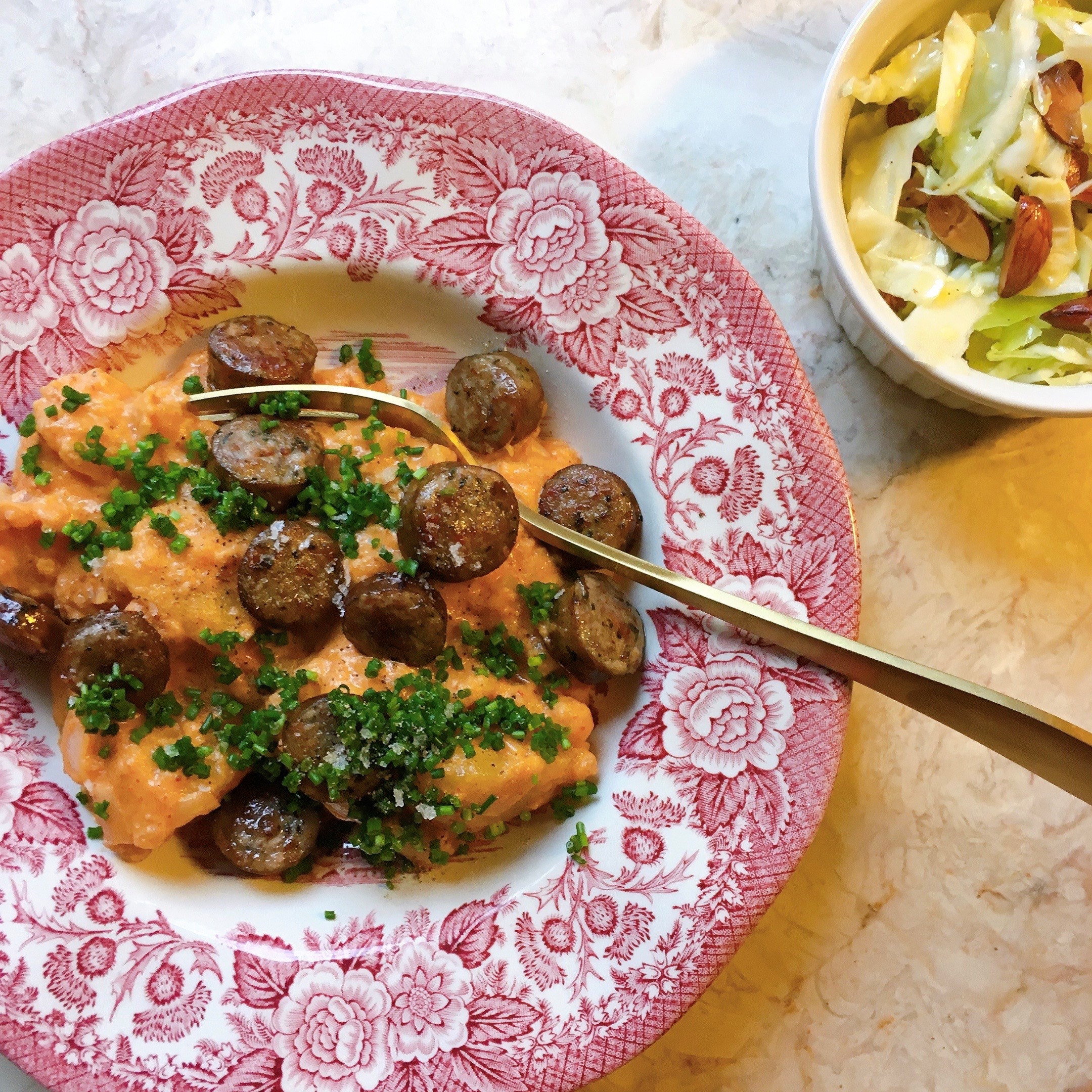 Svensk pølseret og spidskålssalat med mandler