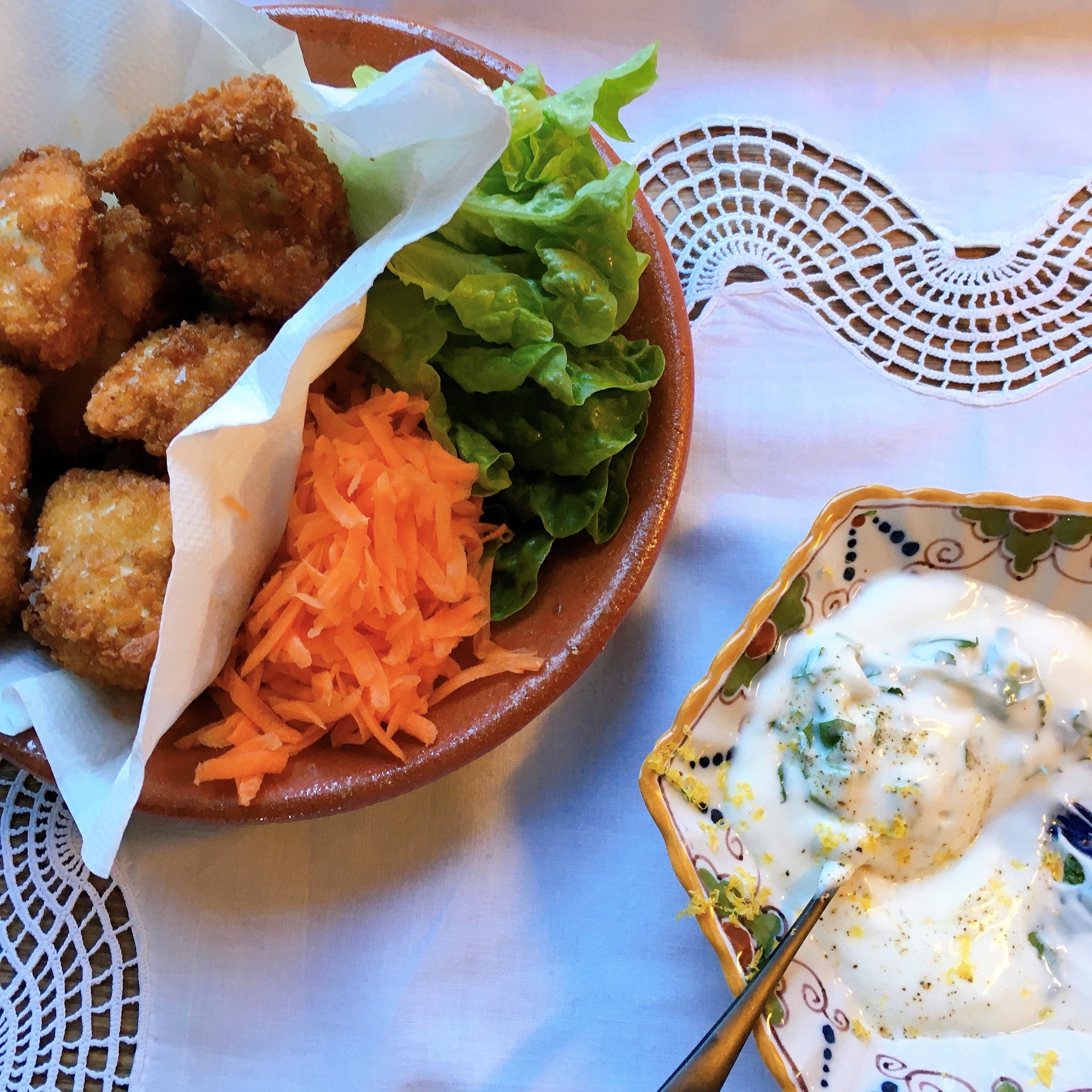 Kyllingenuggets med råkost og grøn salat