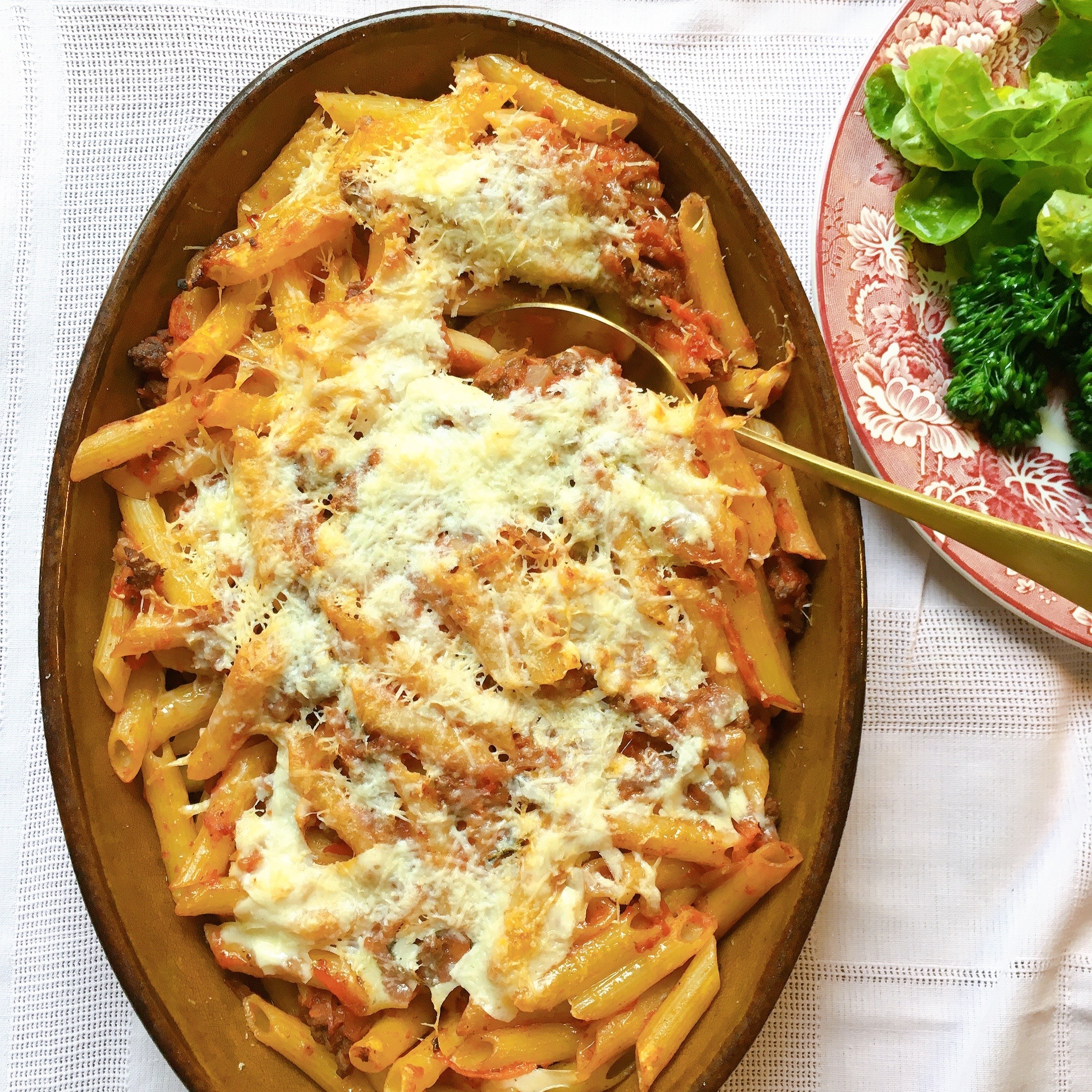 Bagt pasta rigate med bolognese