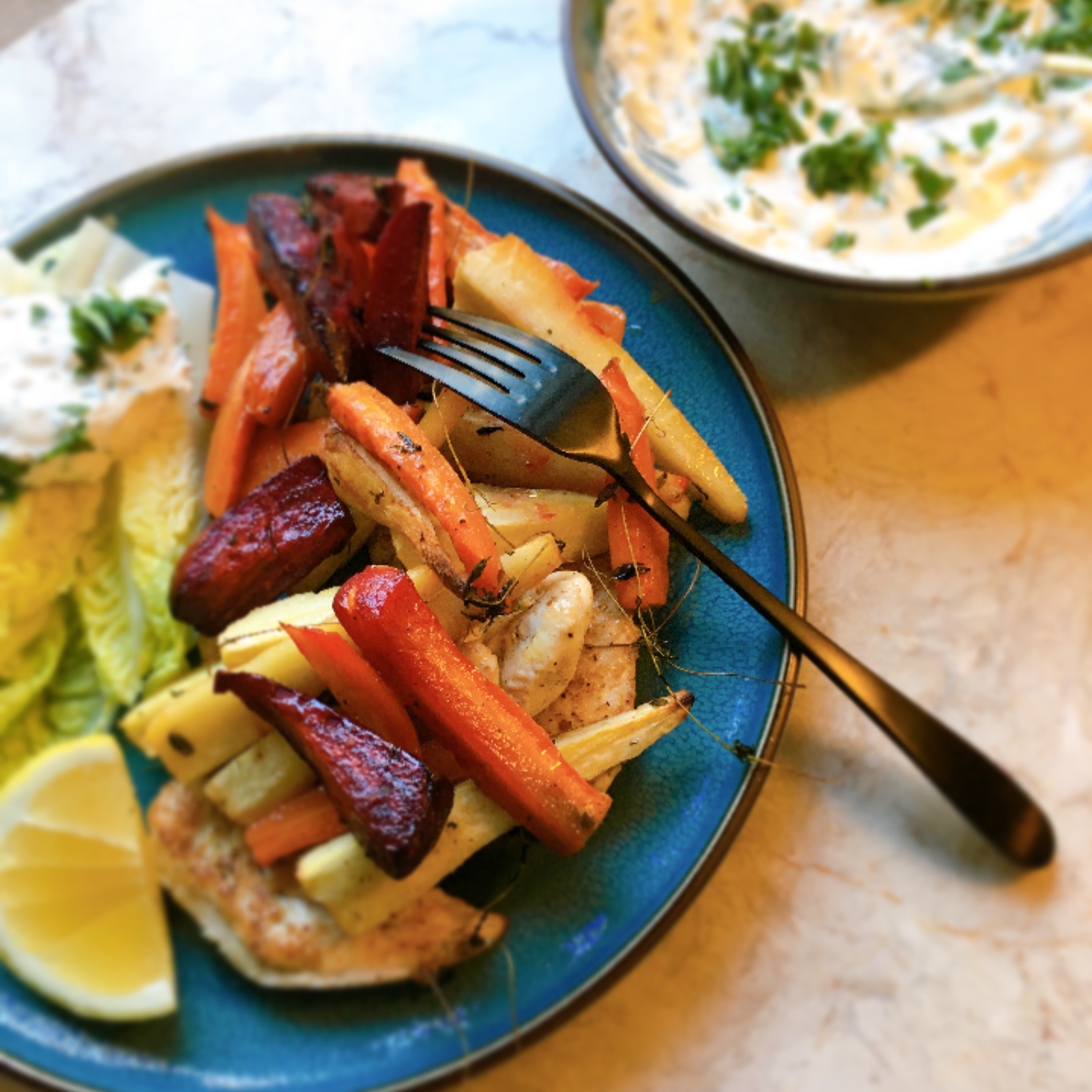 Kylling med bagte rodfrugter og hvidløgs dressing