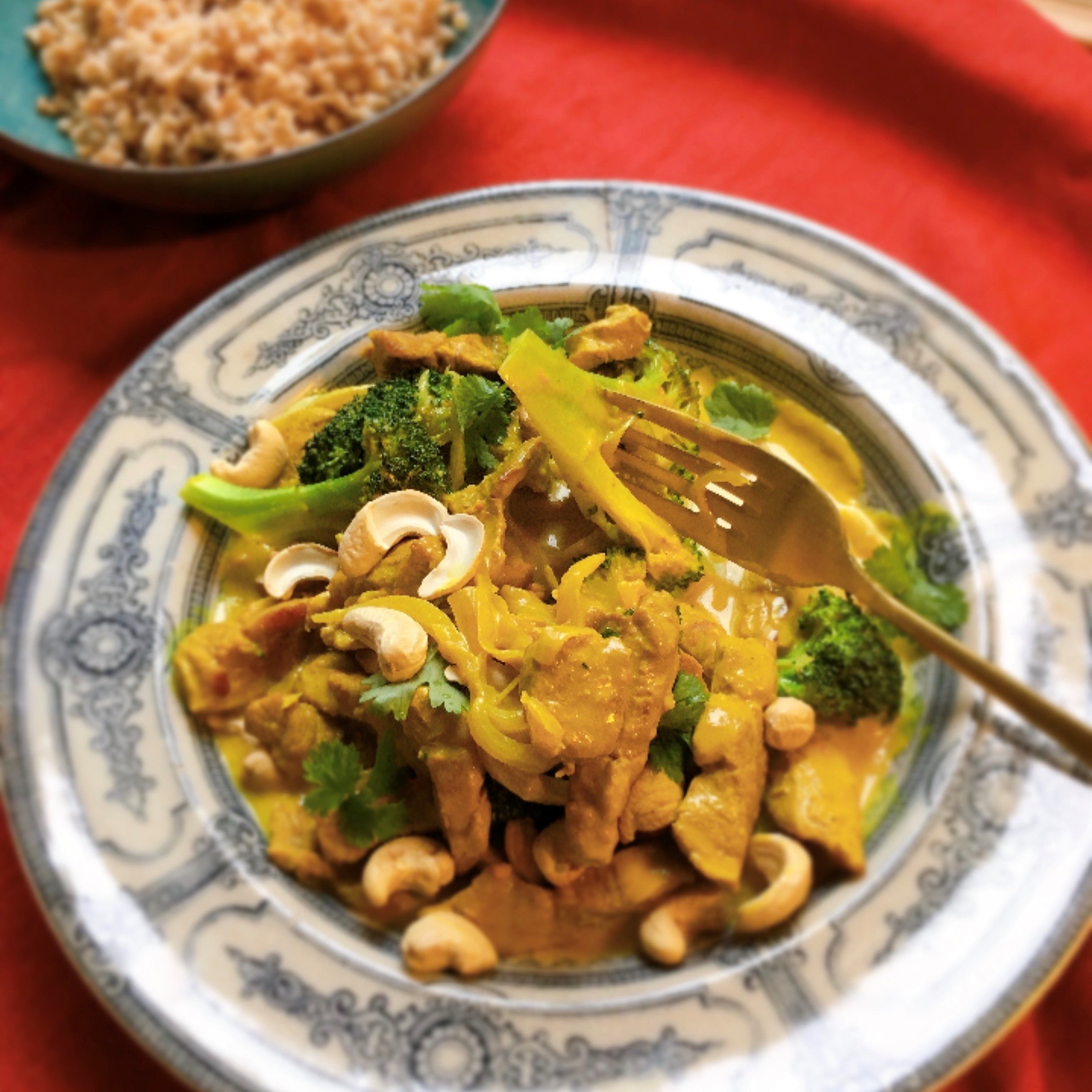Svinekød i kokosmælk og karry med broccoli og ris