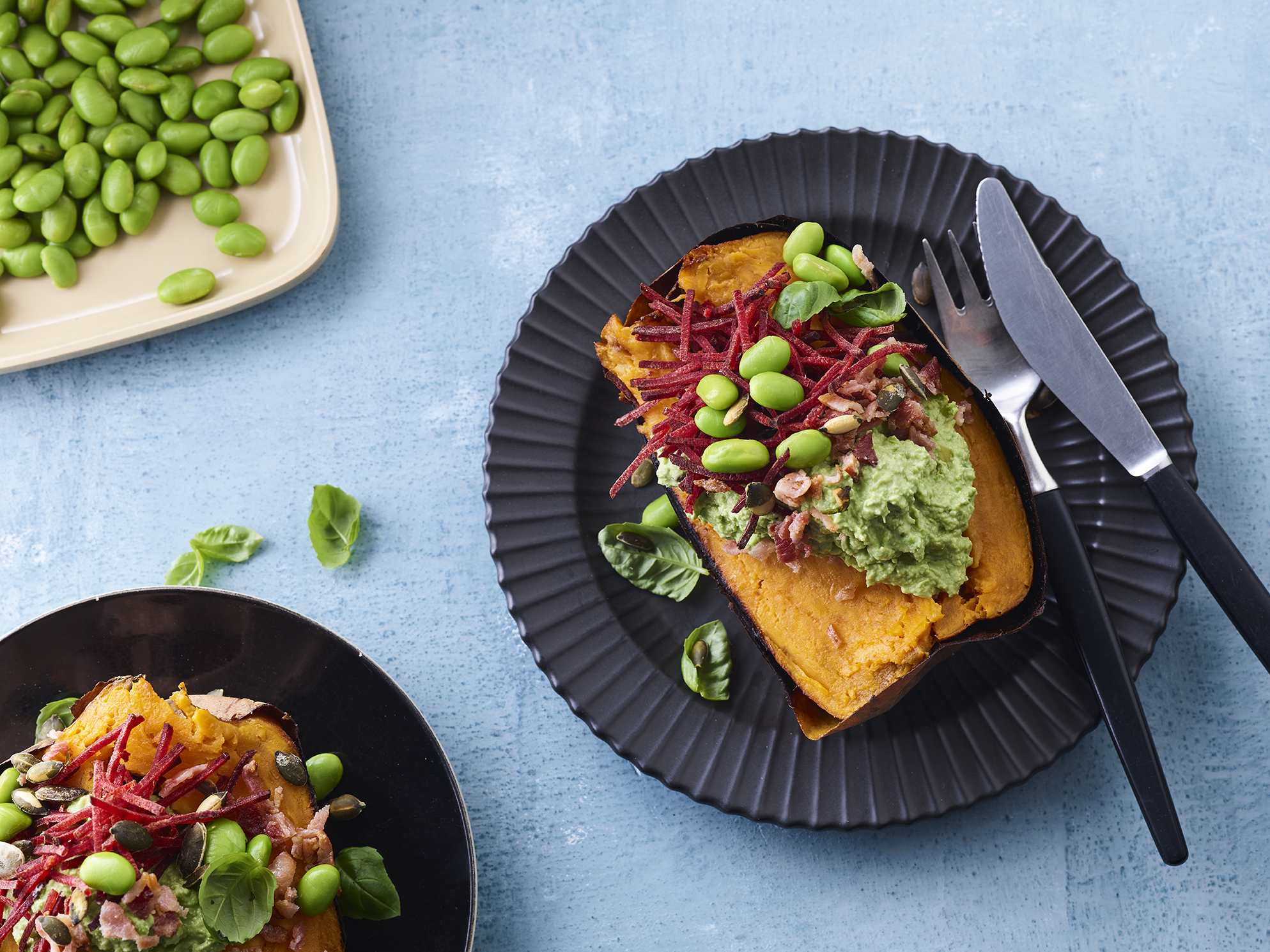 Bagte søde kartofler med avocado og edamame hummus