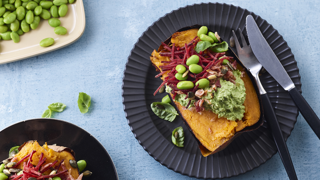 Bagte søde kartofler med avocado og edamame hummus