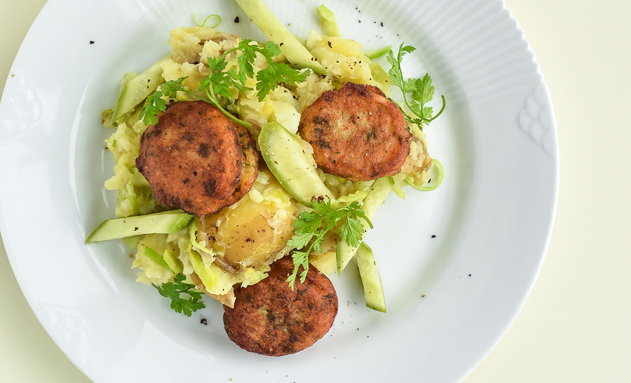 Grønne fiskedeller med knuste kartofler