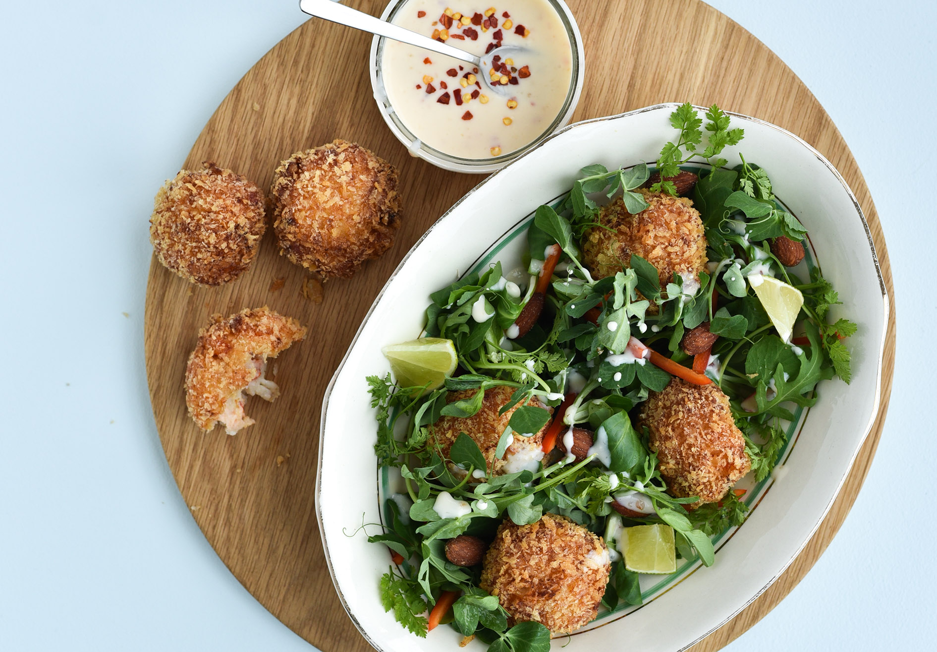 Sprøde fishcakes og chilidressing