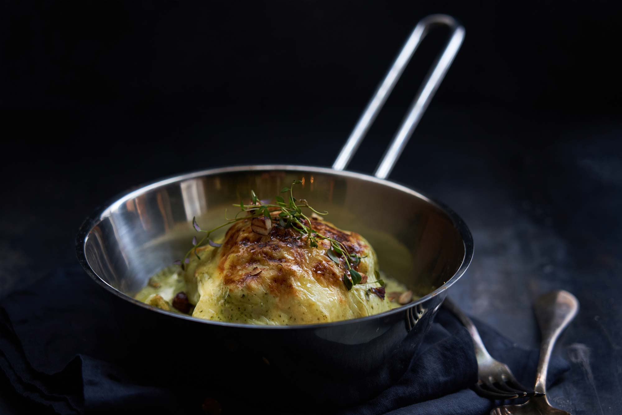 Bagt blomkål med broccoli-ostesauce