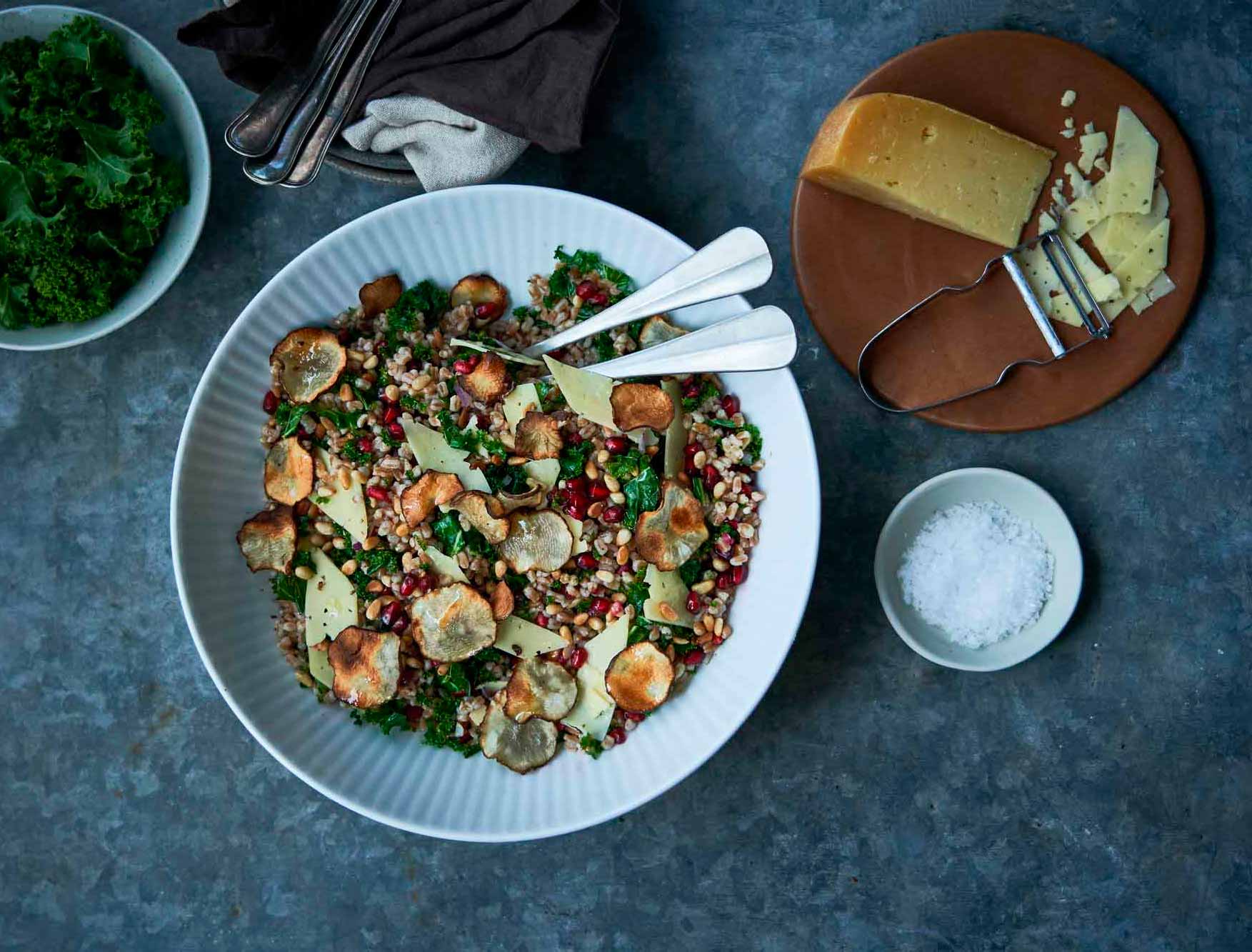 Perlespeltsalat med ost, granatæble og jordskokchips