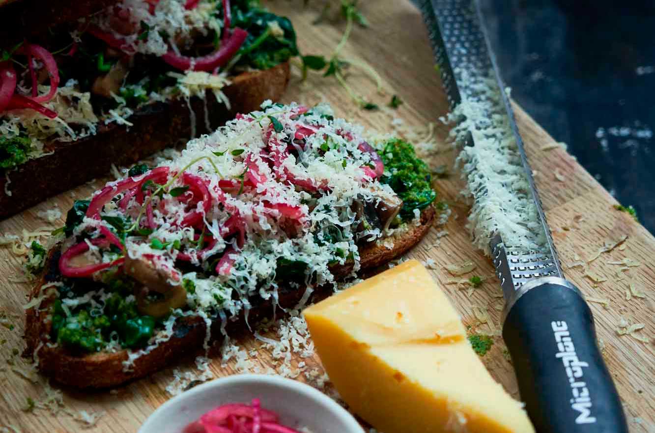 Toast med ost, grønkålspesto og syltede rødløg