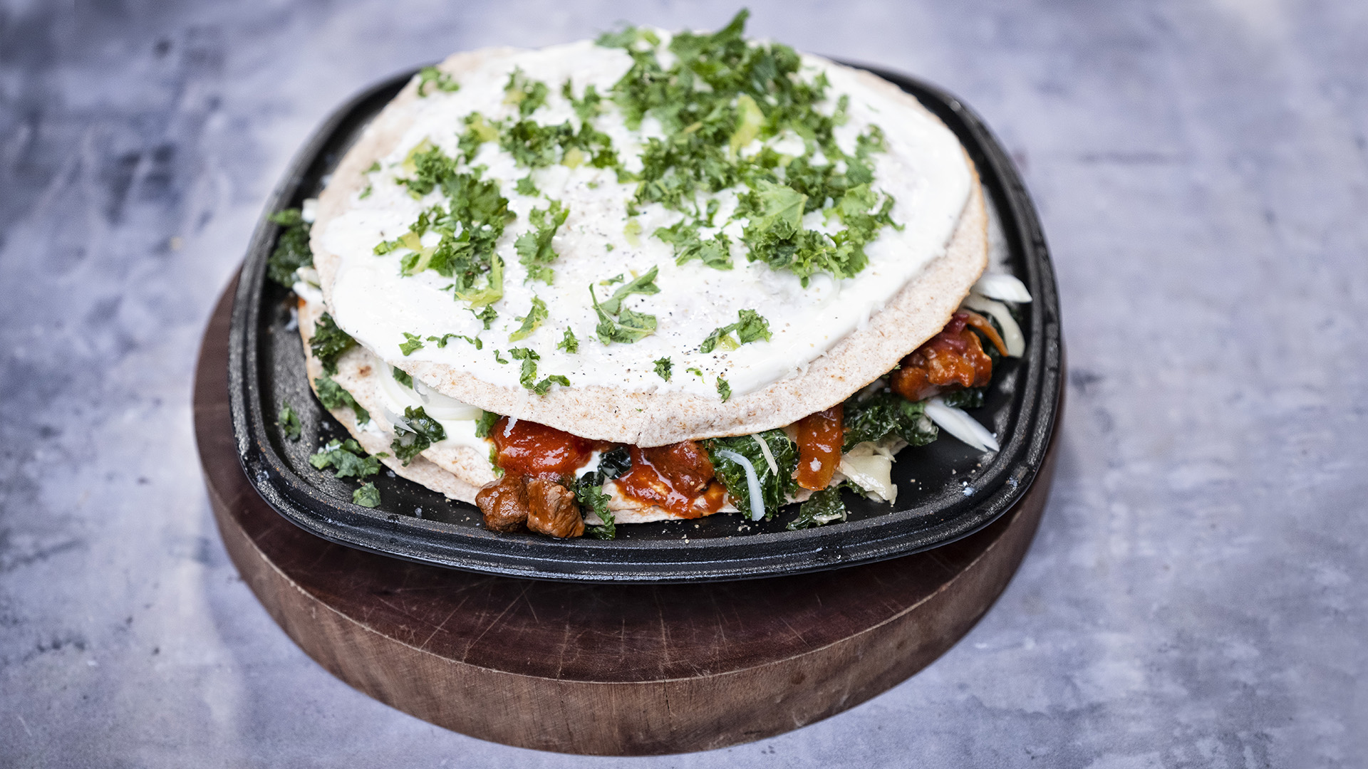 Tortillas med gullasch, grønkål og creme fraiche