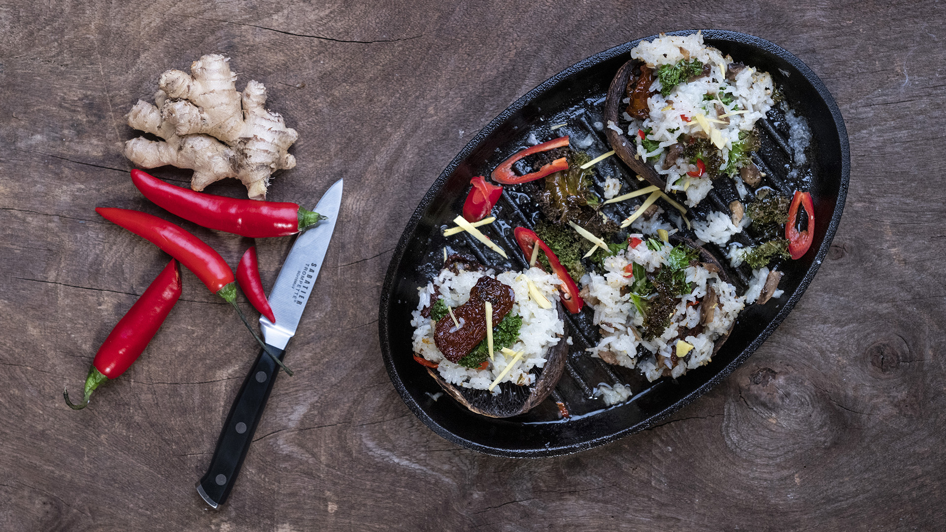 Portobello svampe med ris, grønkål og frisk chili