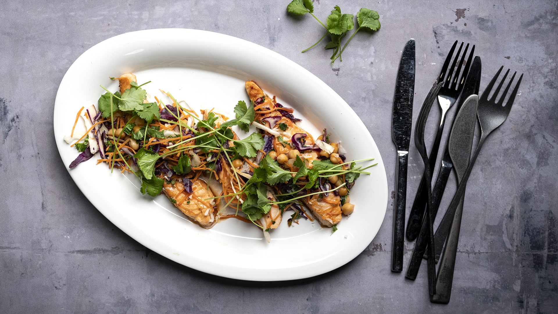 Lynstegt laks med kikærter, kål og soya