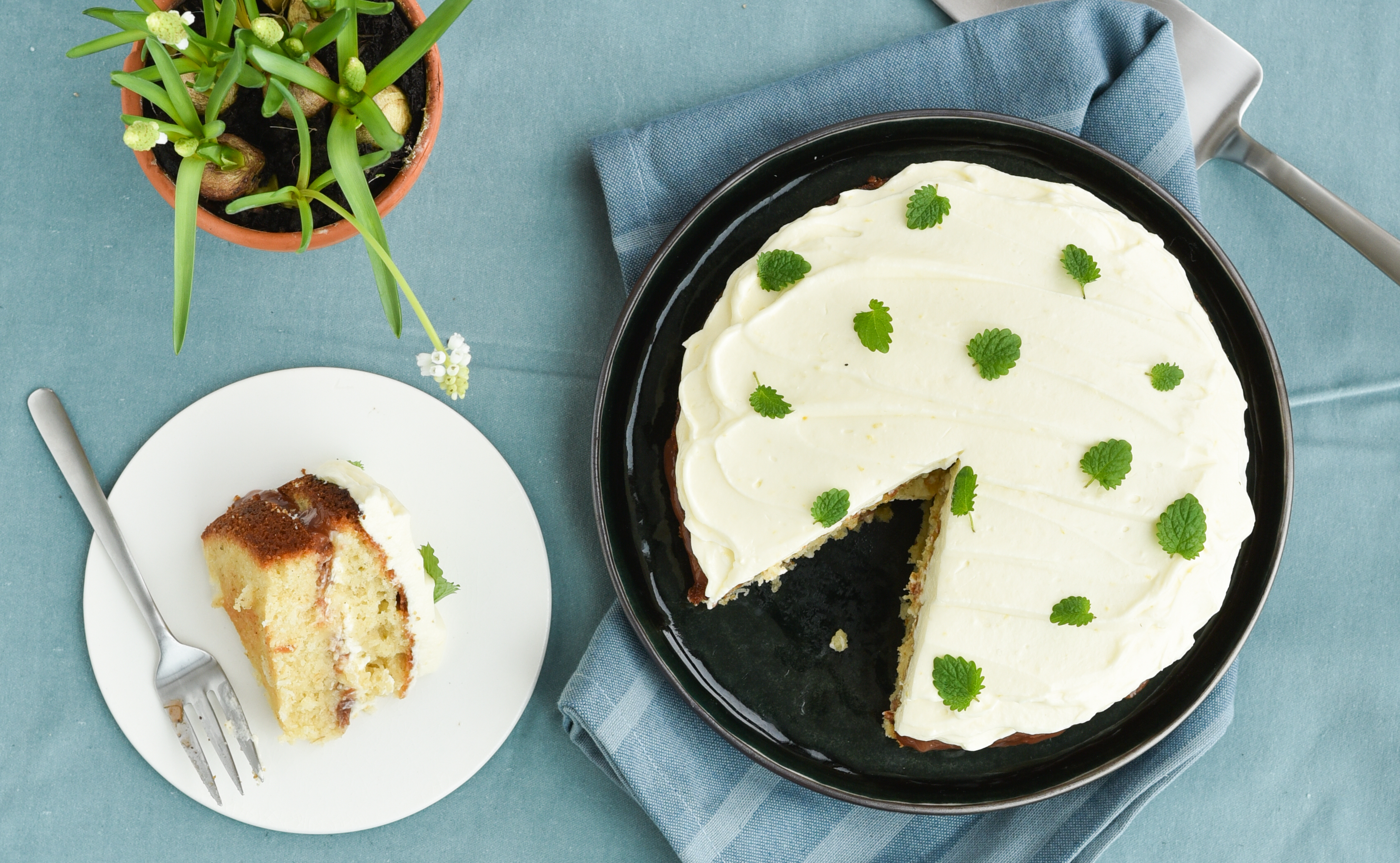 Kokoskage med rabarber og smørcreme