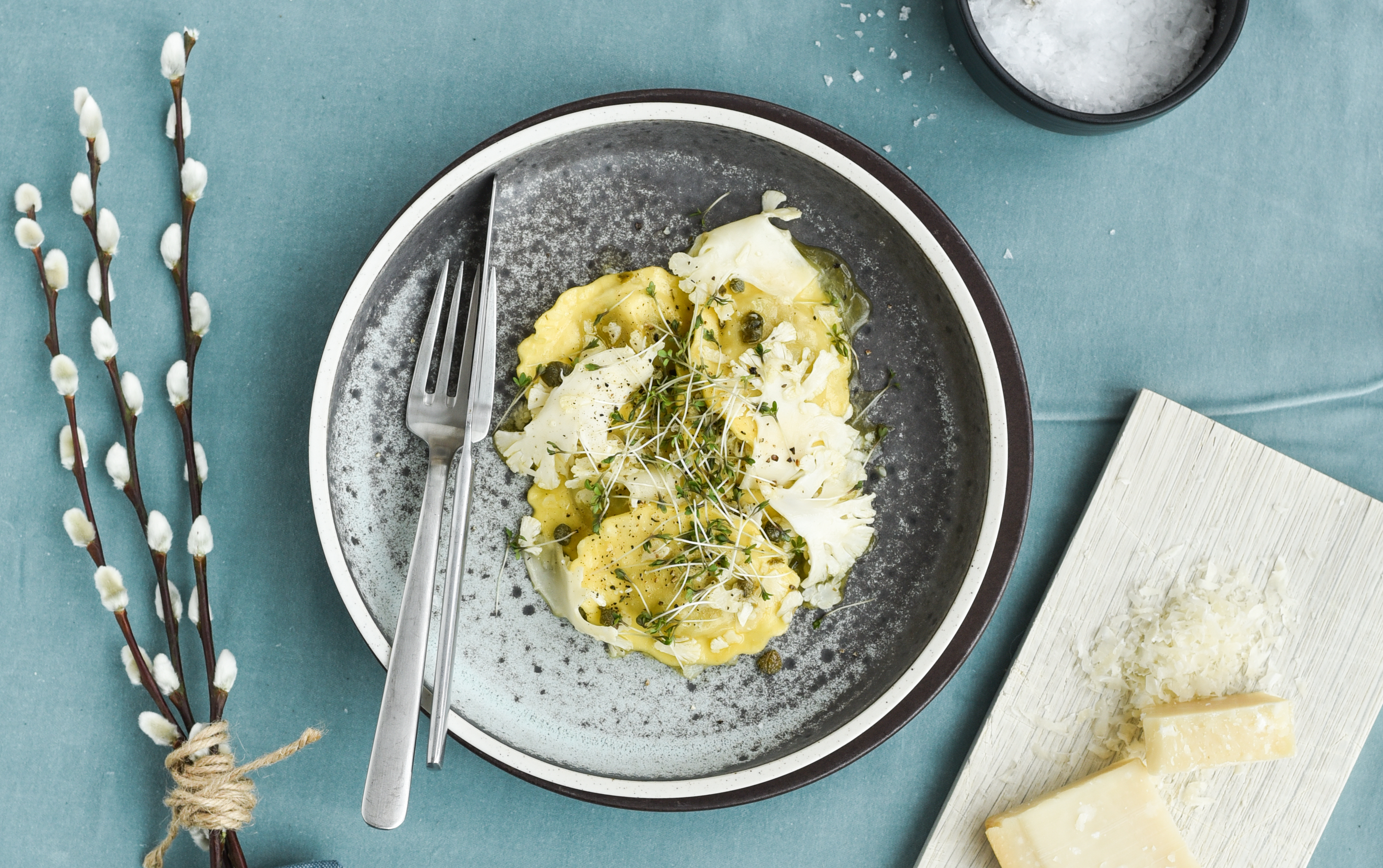 Ravioli med brunet smør, kapers og blomkål