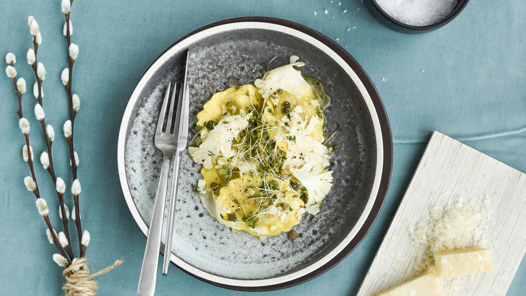 Ravioli med brunet smør, kapers og blomkål