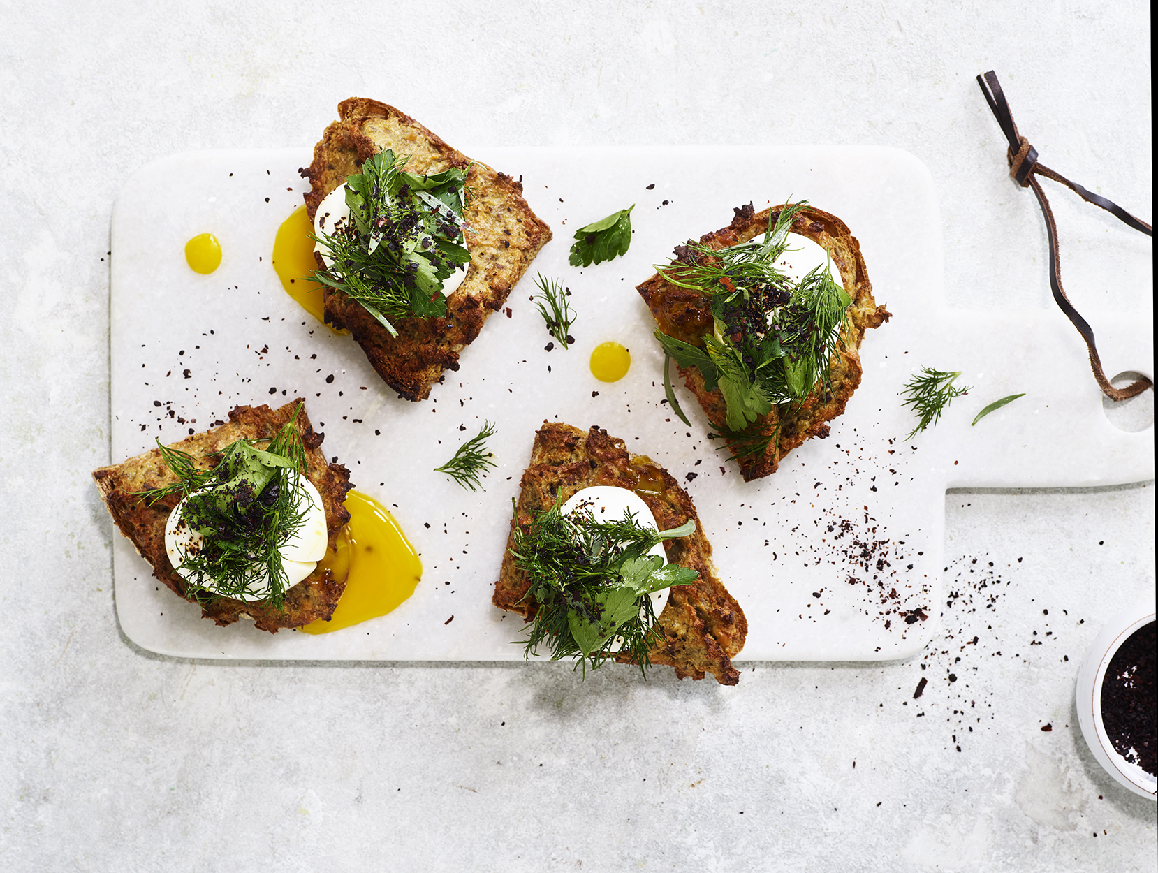 Æg på jordskoktoast med krydderurter